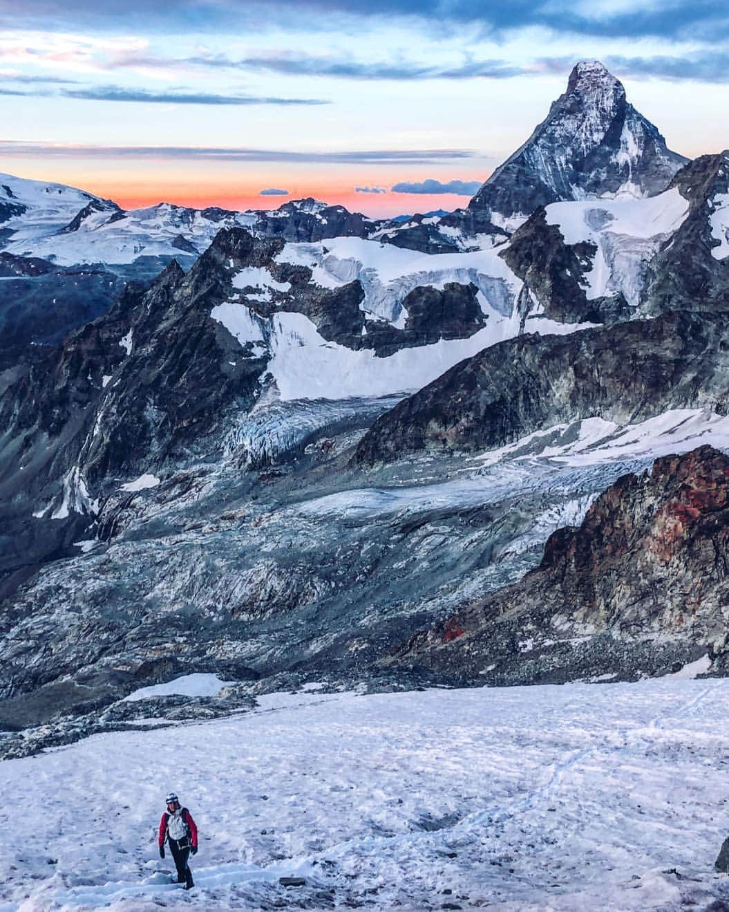 ミレーのインスタグラム：「@nahiaquinco's summer memories from a few days at the Zinalrothorn  📷 @fede_san_sebastian  #MilletRiseUp」