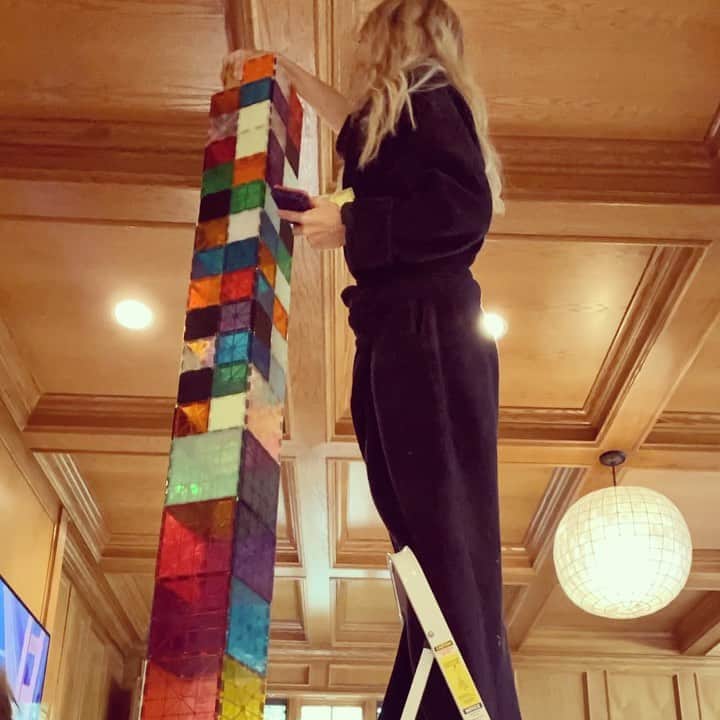 レイチェル・ゾーのインスタグラム：「#Sundays at home challenged  to build the most #mega @magnatiles tower ever.. Any other adults love these as much as I do? #teamwork makes the #dream work. #momlife ❤️ XoRZ」