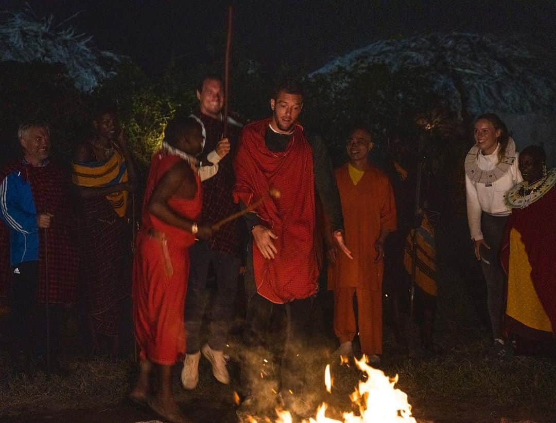 CarolineWozniackiさんのインスタグラム写真 - (CarolineWozniackiInstagram)「The Maasai people are known to be some of the most fearsome spear hunters and warriors. They are also super tall and can easily jump a 41 inch vertical with no shoes on and no warm ups. We got to spend 2 days at their village, where we learned about their culture, learned how to throw a spear, sat around the fire and sang songs and danced. We played soccer with the kids and gave them little presents. Truly a special once in a lifetime experience.」10月5日 3時33分 - carowozniacki