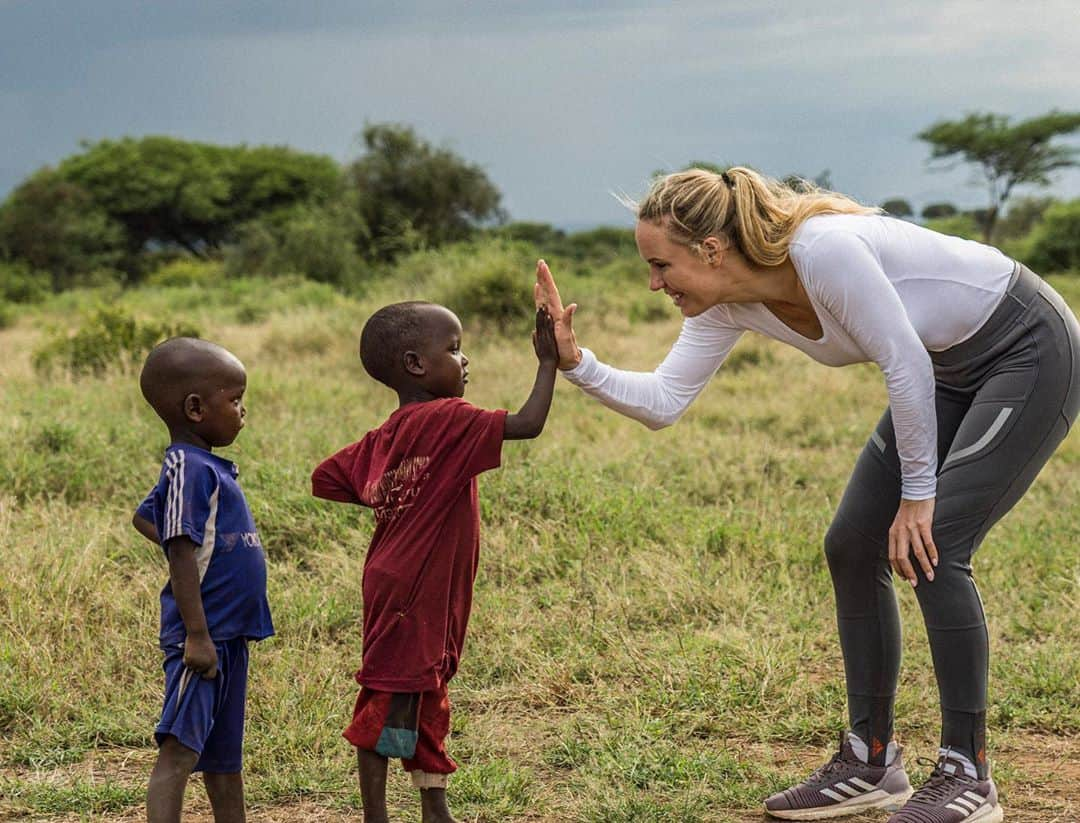 CarolineWozniackiさんのインスタグラム写真 - (CarolineWozniackiInstagram)「The Maasai people are known to be some of the most fearsome spear hunters and warriors. They are also super tall and can easily jump a 41 inch vertical with no shoes on and no warm ups. We got to spend 2 days at their village, where we learned about their culture, learned how to throw a spear, sat around the fire and sang songs and danced. We played soccer with the kids and gave them little presents. Truly a special once in a lifetime experience.」10月5日 3時33分 - carowozniacki