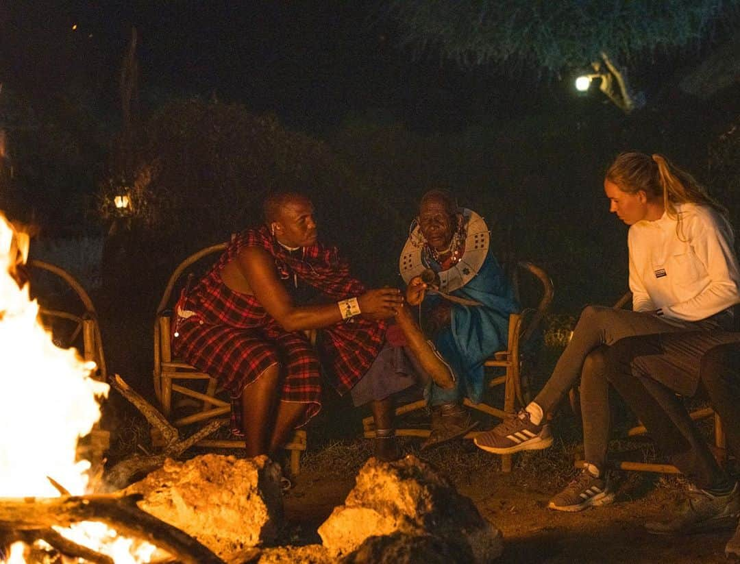 CarolineWozniackiさんのインスタグラム写真 - (CarolineWozniackiInstagram)「The Maasai people are known to be some of the most fearsome spear hunters and warriors. They are also super tall and can easily jump a 41 inch vertical with no shoes on and no warm ups. We got to spend 2 days at their village, where we learned about their culture, learned how to throw a spear, sat around the fire and sang songs and danced. We played soccer with the kids and gave them little presents. Truly a special once in a lifetime experience.」10月5日 3時33分 - carowozniacki