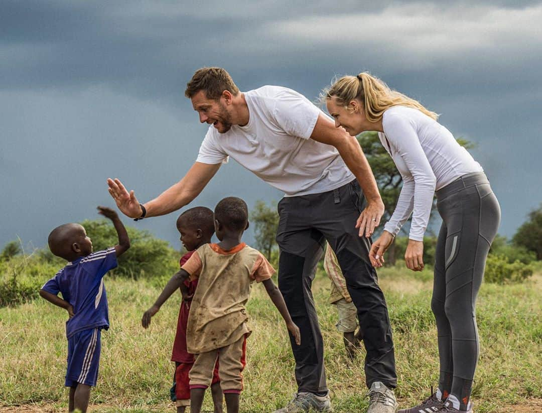 CarolineWozniackiさんのインスタグラム写真 - (CarolineWozniackiInstagram)「The Maasai people are known to be some of the most fearsome spear hunters and warriors. They are also super tall and can easily jump a 41 inch vertical with no shoes on and no warm ups. We got to spend 2 days at their village, where we learned about their culture, learned how to throw a spear, sat around the fire and sang songs and danced. We played soccer with the kids and gave them little presents. Truly a special once in a lifetime experience.」10月5日 3時33分 - carowozniacki