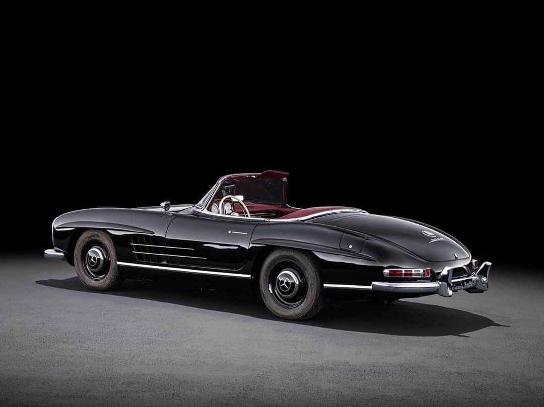 MERCEDES AMG PETRONASさんのインスタグラム写真 - (MERCEDES AMG PETRONASInstagram)「Your timeline has been blessed by this 1961 300 SL Roadster. Tag a friend and share it with them 🖤😍」10月5日 3時43分 - mercedesamgf1