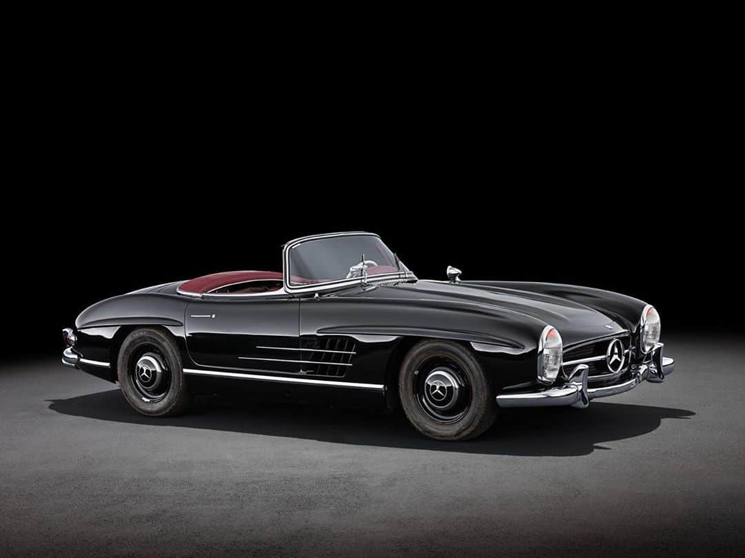 MERCEDES AMG PETRONASさんのインスタグラム写真 - (MERCEDES AMG PETRONASInstagram)「Your timeline has been blessed by this 1961 300 SL Roadster. Tag a friend and share it with them 🖤😍」10月5日 3時43分 - mercedesamgf1