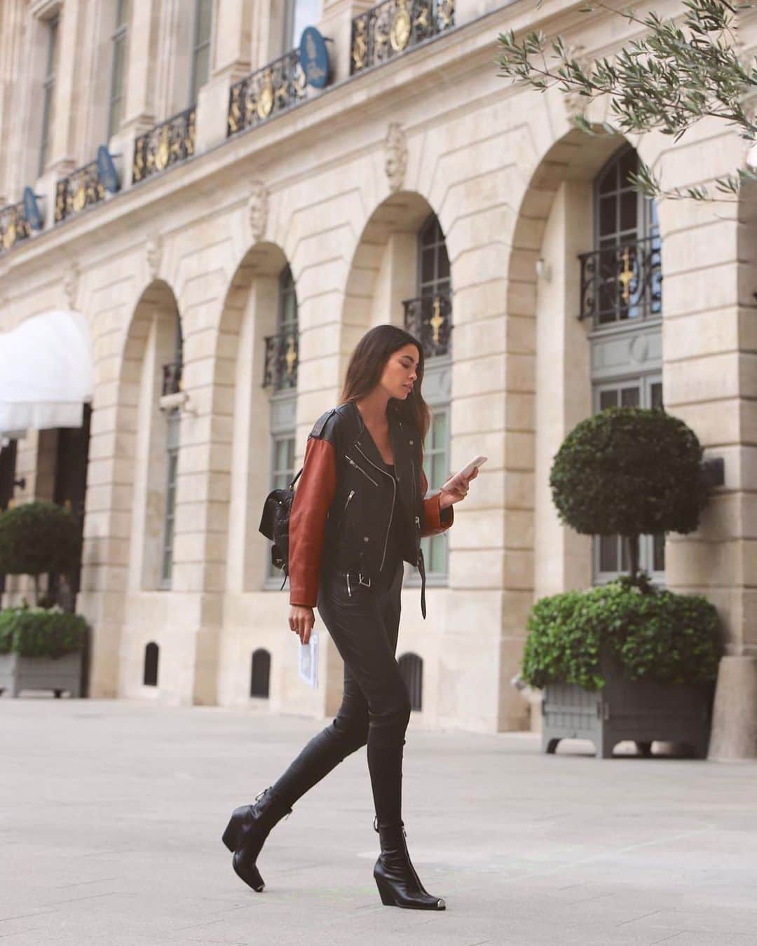 ジョアナ・サンスのインスタグラム：「Last day in Paris😢  Esta vez ha marcado un antes y un después en mi... A pocos días de estar en esta maravilla de ciudad, caí por las escaleras de mi edificio abriéndome la cabeza... Ese momento en el que vi mis manos llenas de sangre, solo pensé en un nombre... Aunque se encuentre al otro lado del mundo, siempre cuida de mi. Mientras escuchaba a la ambulancia hablar con una intermediaria (porque en Francia como que el inglés no les gusta), pensaba miles de cosas que por ir a mil por hora, no las apreciamos o anteponemos a otras cosas que simplemente son impuestas por la sociedad. Agradecida por tener a las personas que tengo a mi alrededor, a las que se preocupan por mi y me quieren... Agradecida de estar aquí y poder dar un giro a mi vida en el que ahora, lo principal no será el trabajo, si no compartir momentos con las personas que me quieren (demostrando más que el cariño es recíproco) y anteponiendo mi estado emocional a cualquier “obligación”.  Por cierto, no se preocupen, estoy bien. Por suerte no me rompí ningún hueso y 5 grapas me están cicatrizando la herida🧚‍♂️. 👉🏼Un consejo: Presten atención a lo que están haciendo en el momento... Porque por tener la cabeza en un enfado, en lo que vas a hacer después o estar sumergido en un teléfono... Puede que sea tu último pensamiento. Se me cuidan🙏🏽」