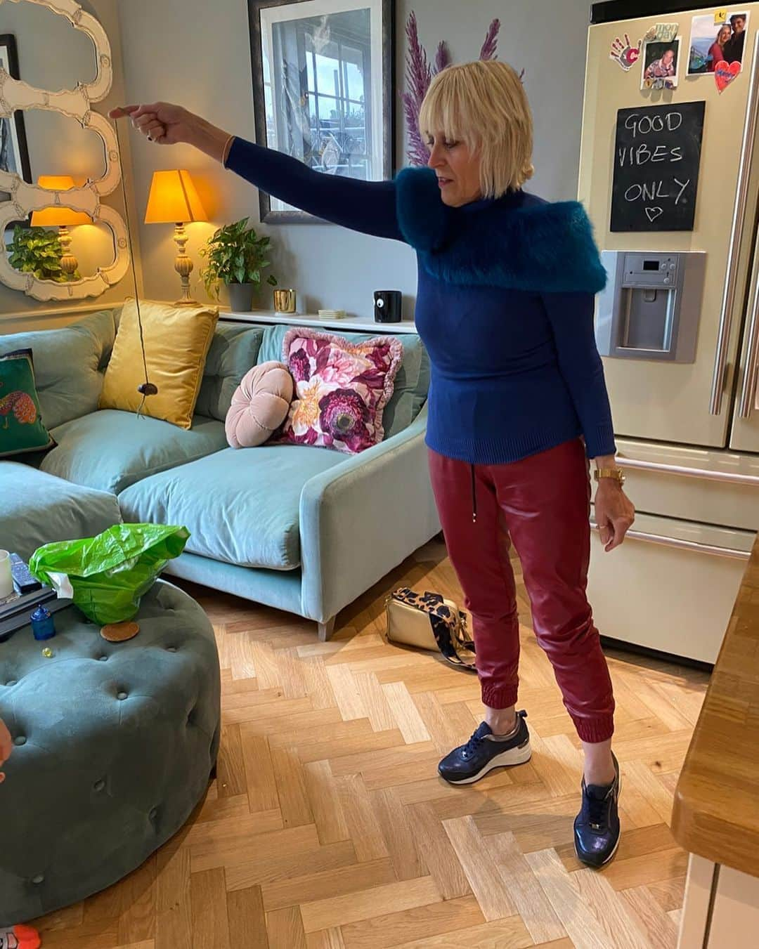 ファーン・コットンさんのインスタグラム写真 - (ファーン・コットンInstagram)「This is my mum on an average Sunday. Faux leather trackies, platform trainer and a faux fur cape-thing. Just for a game of conkers with Rex. Never dressed down. Glam always on. Classic Lin and very Moira Rose! #classiclin #glamgran #glamconkers #bebe」10月5日 3時39分 - fearnecotton