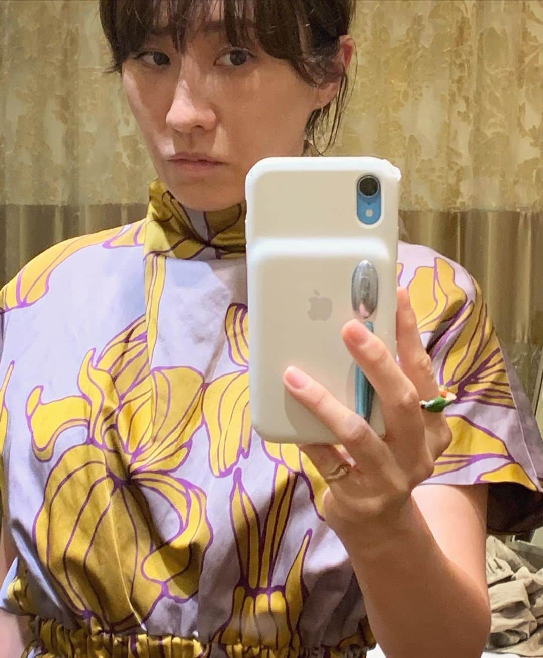 風間ゆみえのインスタグラム：「おけいセンセが選んでくれたドレス 首回りがつまった服はあまり着ないのだけど なんだか新鮮✨  久しぶりのお買いものは、おけいセンセのおかげで新鮮なものを選べたわ♡ @1030kei  ありがとう😘  @driesvannoten  #yumie_k_style」