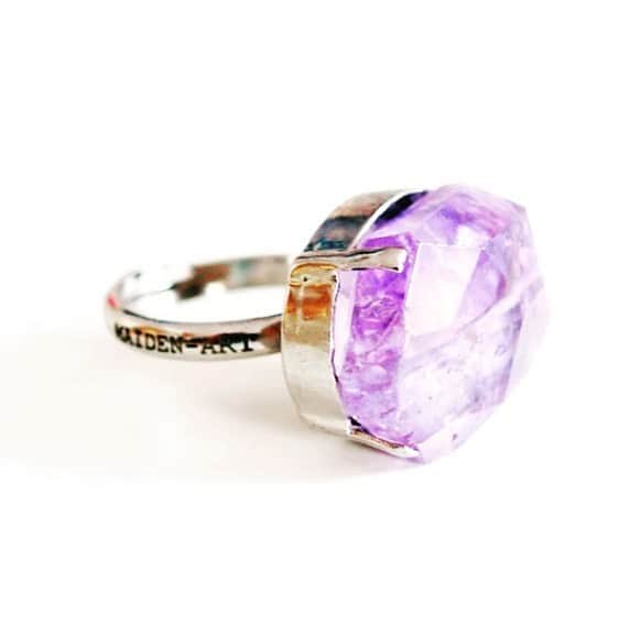 メイデンアートのインスタグラム：「Amethyst ring 💍  . Shop link in bio♥️ .  #amethystring #amethyst #amethystjewelry #amethystcrystal #amethysts #amethystnecklace #amethyste #amethystcluster #amethystgeode #amethystquartz #amethystpendant #amethystjewellery #amethystearrings #amethystsu #amethyststevenuniverse #amethystpoint #amethystmoon #amethystgem #amethysthair #amethyststalactite #amethystpoints #amethystangel #amethystopal #amethystocean #amethystameliakelly #amethystquarzt #amethystdruzy #amethystcosplay #amethysttagney #bhfyp」