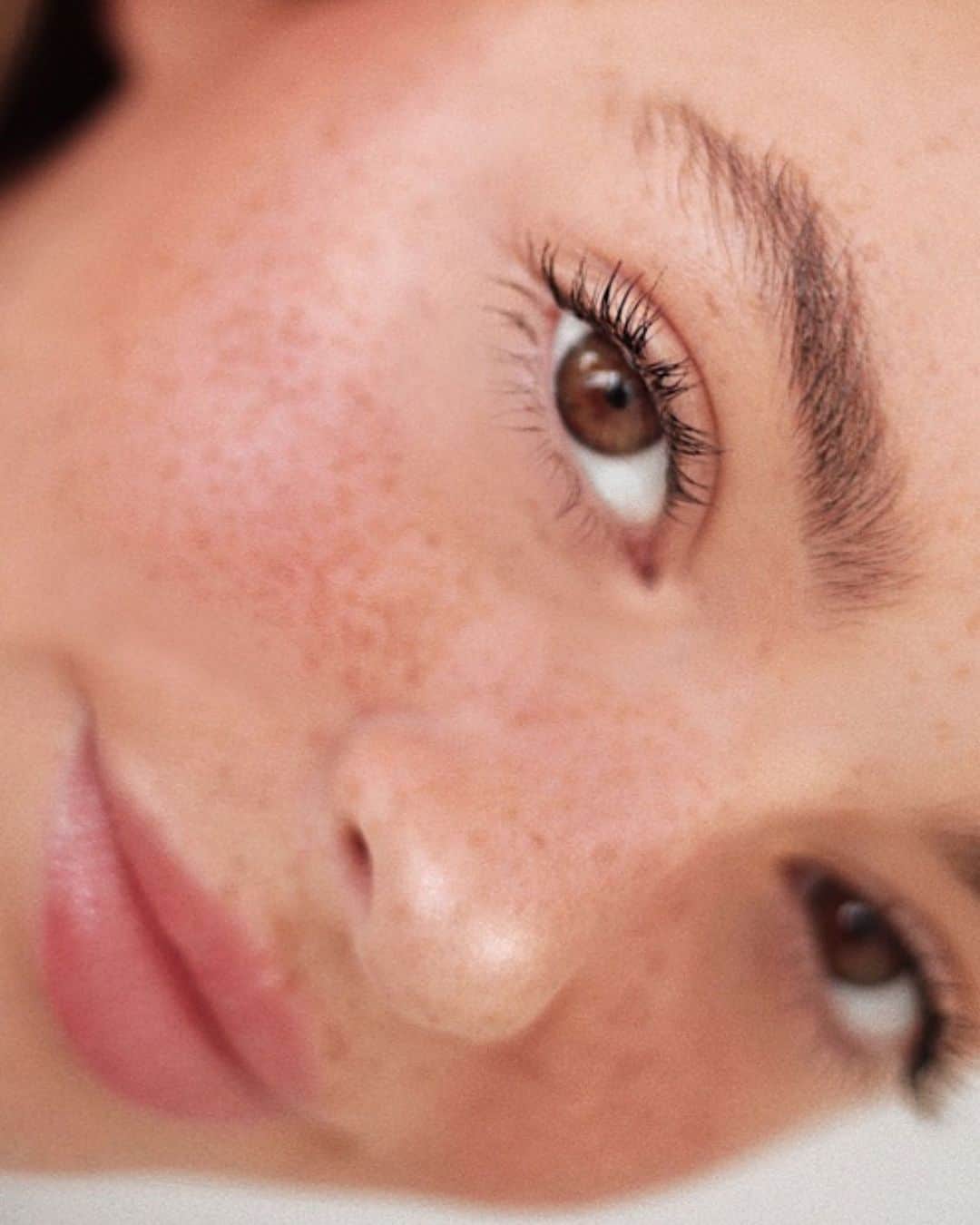 Kelsey Simoneのインスタグラム：「Rosie cheeks & freckles 🌹」