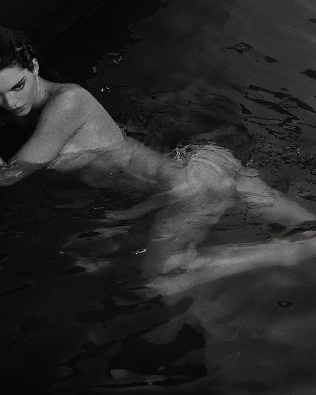 マート・アラスさんのインスタグラム写真 - (マート・アラスInstagram)「night swim  @kendalljenner #siren」10月5日 4時25分 - mertalas