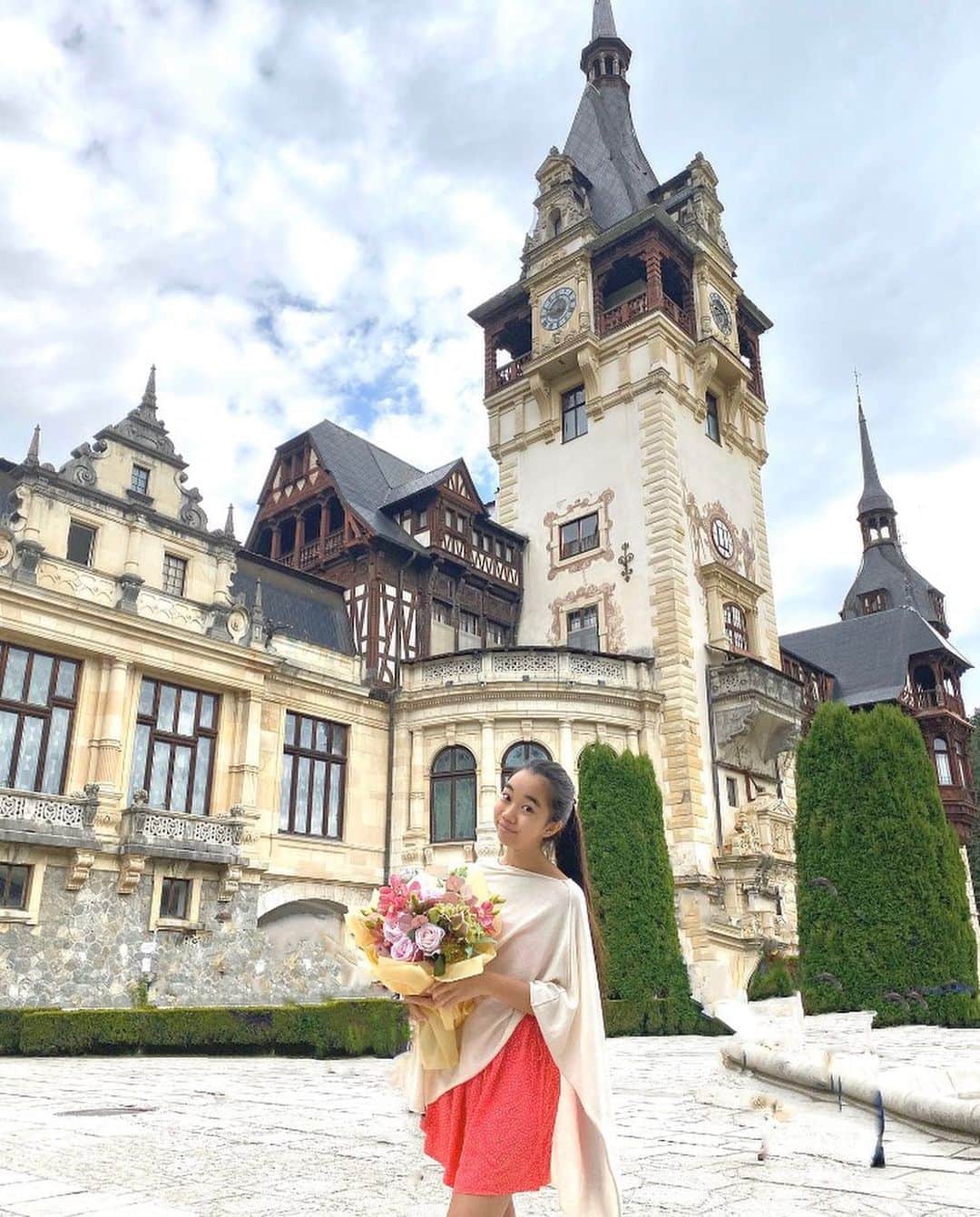 Laraさんのインスタグラム写真 - (LaraInstagram)「Peleș Castle is a Neo-Renaissance castle near Sinaia! #Romania  #🇷🇴 #October2019  .  ルーマニアの思い出投稿 . ルーマニアで最も美しいお城と言われているペレシュ城 160もお部屋があるんだって . #ペレシュ城 #ルネサンス様式  #2019年10月 #ルーマニア」10月5日 4時35分 - fa_la_lara