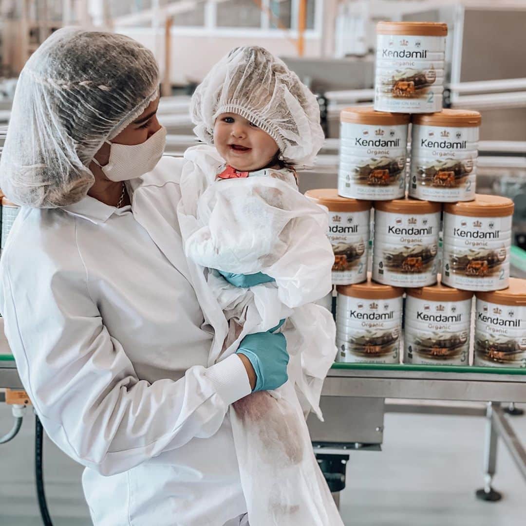 のインスタグラム：「Wanted to revisit this because I receive a lot of DM’s about my feeding journey and I wanted to explain where I am now and why I finally feel happy about it 🥰 The decision to give my baby formula was not an easy one. Before having her I wasn’t worried either way. But I think after not having the natural birth I wanted - #breastfeeding became so much more important to me , I was so relieved that my body had allowed it to happen easily for us ❤️ ... skip a few months where there are many things I wish had done differently 🤪My girl wouldn’t latch. And pumping was no longer working for me. I gave her formula but I felt very , very upset by it for several months. So I eventually tried to #relactate hoping that I could get back what we had lost. My supply went up again , but my determined little bugger was not having any of it. Once again , it was either pumping or formula ...But at this stage , I was NOT enjoying pumping at all anymore ..especially when I KNEW I couldn’t get back what we had before ☀️ I made a discovery thet helped me so much , a small British company called @kendamiluk ...they had decided to do what NO other formula does and mimic the contents of breastmilk by using WHOLE CREAM milk (breast milk is 50% lactose and all other formulas use skimmed), no fish oils (so it's veggie friendly) and no palm oils (seriously, read the ingredients of your formula girls - it's actually horrible !!) giving her this helped me so so much because I felt like it was a loving thing to give her , something made with thought and love , that was close to home - being the only #formula made in the UK 🇬🇧 Here is Demz & I in their factory in Kendal , England. You can literally see the cows outside ! They are genuinely trying to do better by the mothers/parents  and their babies by using the highest quality ingredients... that  for me is so important. If you don’t know @kendamiluk check them out ! I’m so happy I found them, as I finally feel at peace again with my journey and move past those intense feelings of failure that as a Mum you can’t help but feel sometimes 🤱 love to all and hope this helps anyone going through the same thing x」