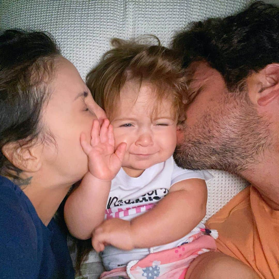 Claudia Leitteのインスタグラム：「“Ô desembaça, desembaça da minha vida! Nunca mais cê pega essa coisa linda!” Exclamou a criança, enfadada, naquela tarde ensolarada de domingo, enquanto era exaustivamente espremida pelo amor louco dos seus pais, Claudinha e @mmpedreira. 🤣🤣🤣🤣」