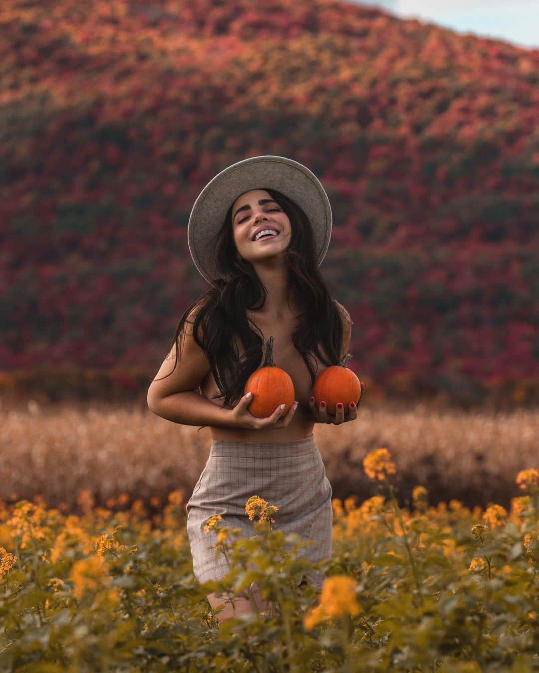 のインスタグラム：「Let’s spice up October 🎃 ➵ Agradecida por la oportunidad de ver estos colores tan hermosos del otoño. Agradecida por poder respirar aire fresco todos los días. Agradecida por sentirme más fuerte cada día sin importar lo que piensen los demás. Agradecer todos los días me ilumina el alma y me hace dar cuenta de lo afortunada que soy de estar viva y con ganas de seguir aprendiendo cada día. Comenta 1 cosa por la que estás agradecido, vas a ver que mejorará tu día! ➵ Shot by @david_maman」