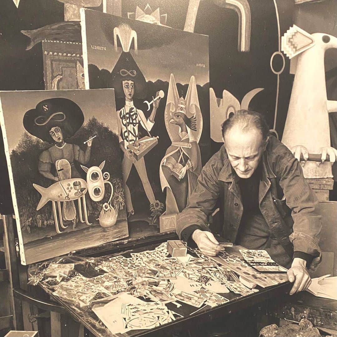 のインスタグラム：「楽しみにしていたVictor Braunerのエキスポに。 スペリチュアリズムやオカルトに傾倒していたアーティストだというんだから私、観るしかないよねと。  所々にタロットのサインを感じる作品は面白かったし、モチーフや素材の探求、後期のプリミティブアート要素を入れた作品も興味深かったな。 しかし、、 娘も楽しめるかなと思い連れていったものの、 まぁ大変すぎた。  作品見るどころじゃない。 あっち行きたいこっち行きたい！帰りたい！！  で、あぁ もう3歳児を美術館に連れてくるのはやめよう、、と誓いました。 #リストリ家のパリ #3歳児 #パリ」