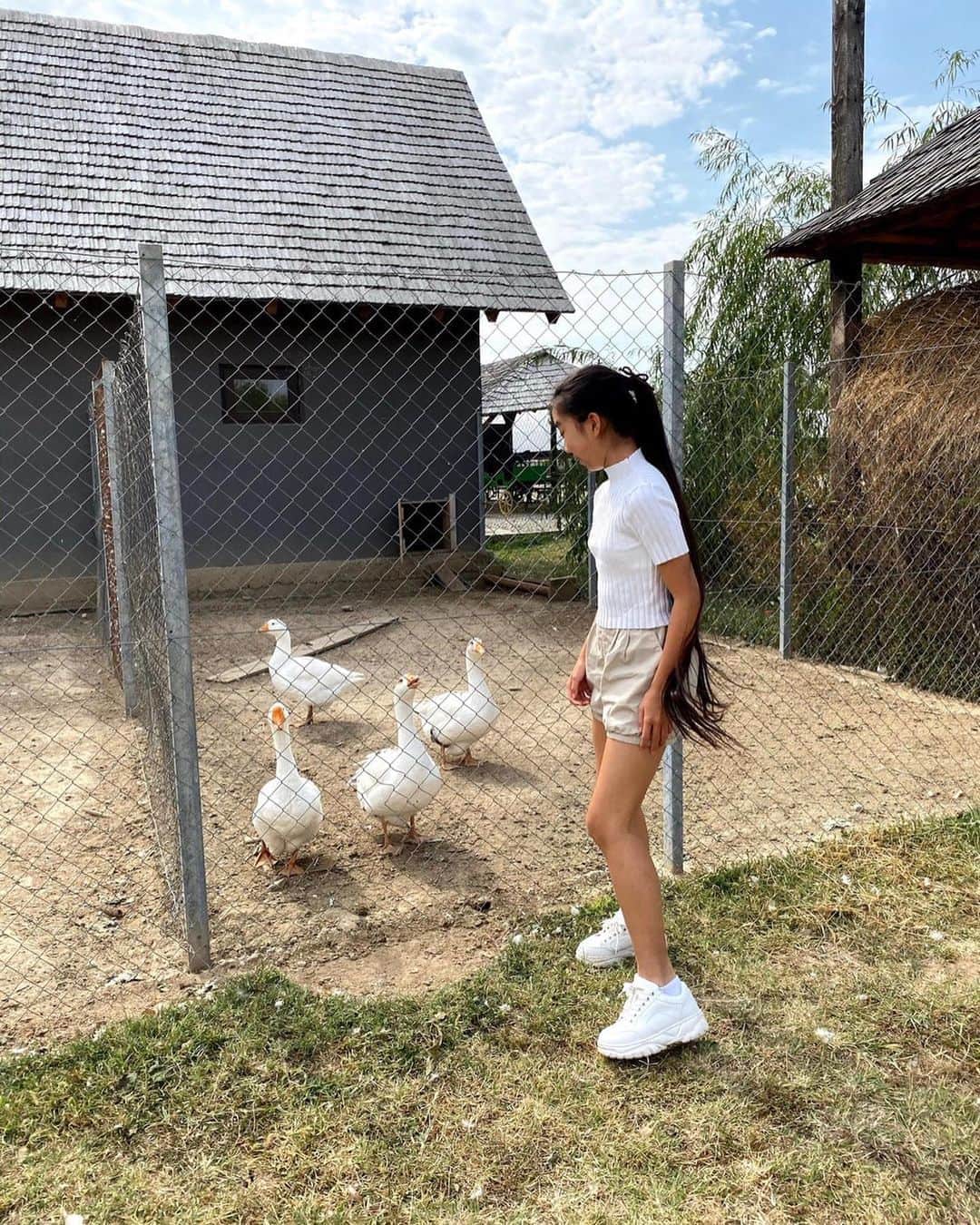 Laraさんのインスタグラム写真 - (LaraInstagram)「Memories in Romania 🇷🇴  October 2019 The farm stay was a dream! The sunset was beautiful every day! 😄 . ルーマニアの田舎で お伽話のような ファームステイ . 毎日きれいな夕焼けが 見れたよ .  #ルーマニア #2019年10月 #思い出投稿 #🇷🇴romania」10月5日 4時48分 - fa_la_lara