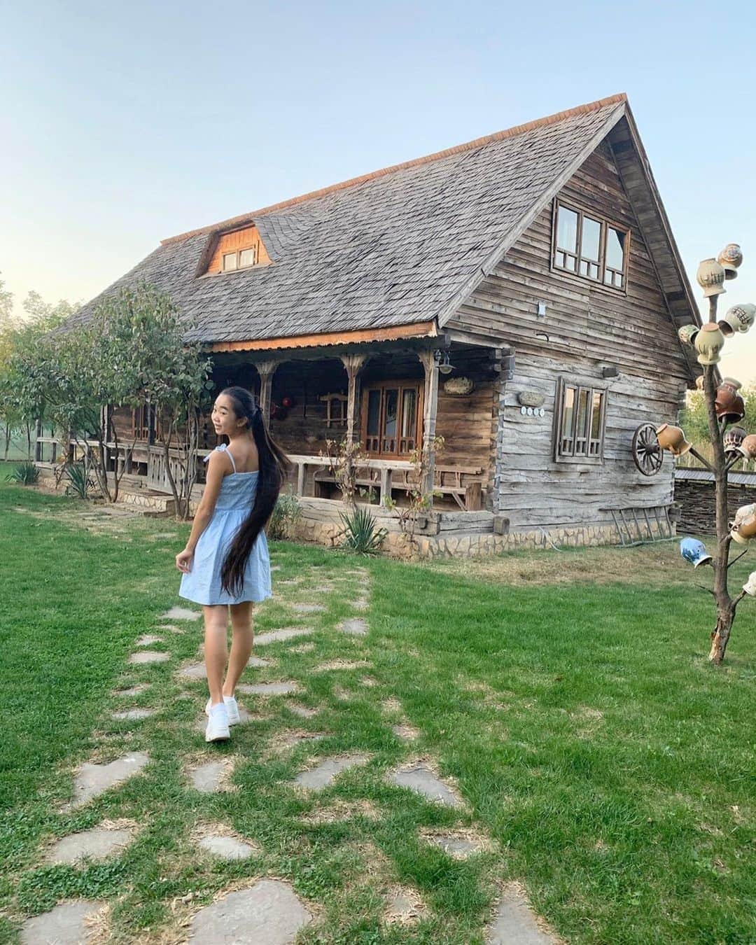 Laraさんのインスタグラム写真 - (LaraInstagram)「Memories in Romania 🇷🇴  October 2019 The farm stay was a dream! The sunset was beautiful every day! 😄 . ルーマニアの田舎で お伽話のような ファームステイ . 毎日きれいな夕焼けが 見れたよ .  #ルーマニア #2019年10月 #思い出投稿 #🇷🇴romania」10月5日 4時48分 - fa_la_lara
