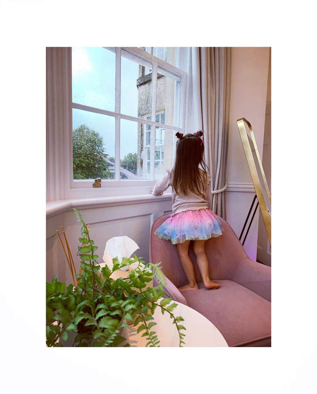 ダイアナ湯川さんのインスタグラム写真 - (ダイアナ湯川Instagram)「Weekend vibes, testing out the new hotel rooms 🤍 . . . #daughter #three #rain #mygirl #childhood #bourtononthewater #weekend #autumn #cutiepie #love #family」10月5日 4時51分 - diana.yukawa