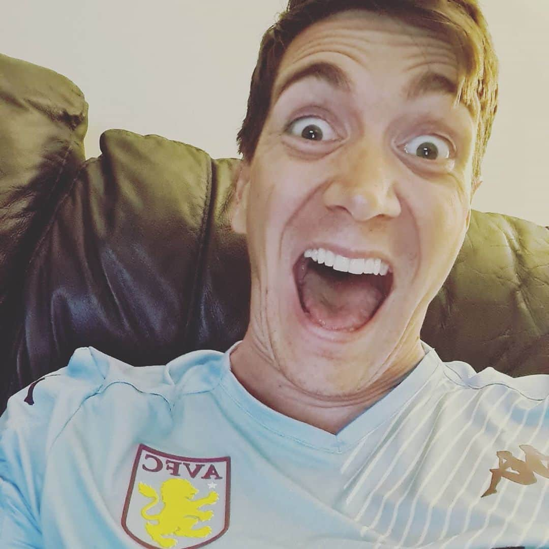 オリバー・フェルプスさんのインスタグラム写真 - (オリバー・フェルプスInstagram)「Loving every second of this!!!! Come on you lions!!!! @avfcofficial #avfc」10月5日 4時52分 - oliver_phelps