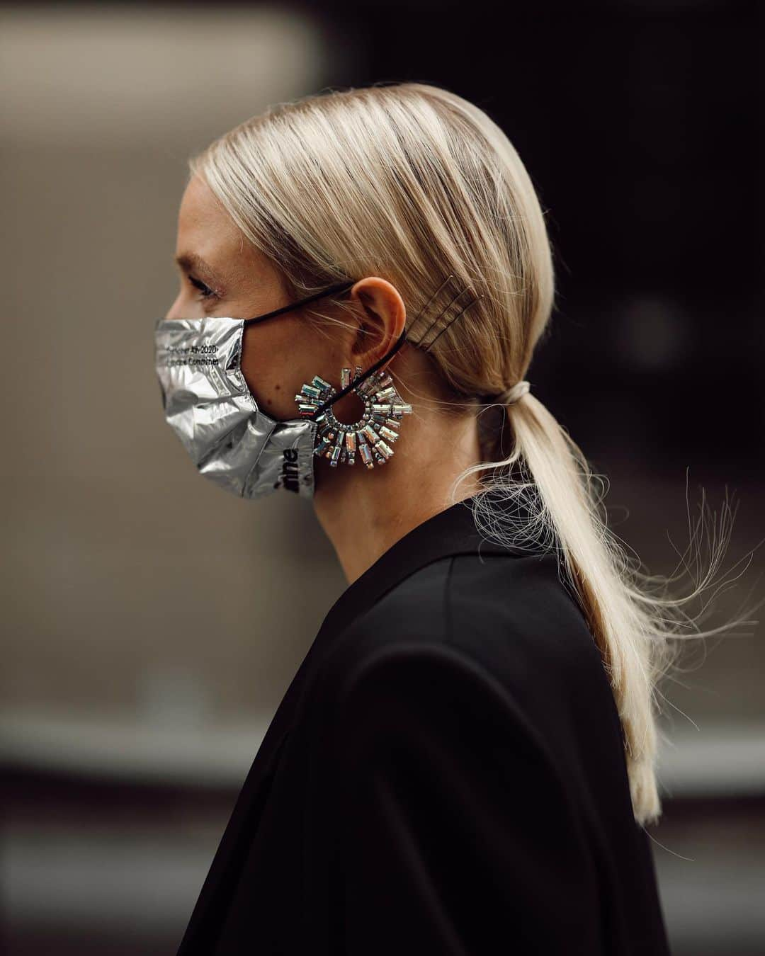 レオニー・ハンネさんのインスタグラム写真 - (レオニー・ハンネInstagram)「Romantic gestures in 2020: fixing your partner’s face mask 🌹 Anzeige/Tag @pacorabanne through the lenses of @jeremy.moeller #pacorabanne #pacoss21 #pfw」10月5日 5時01分 - leoniehanne