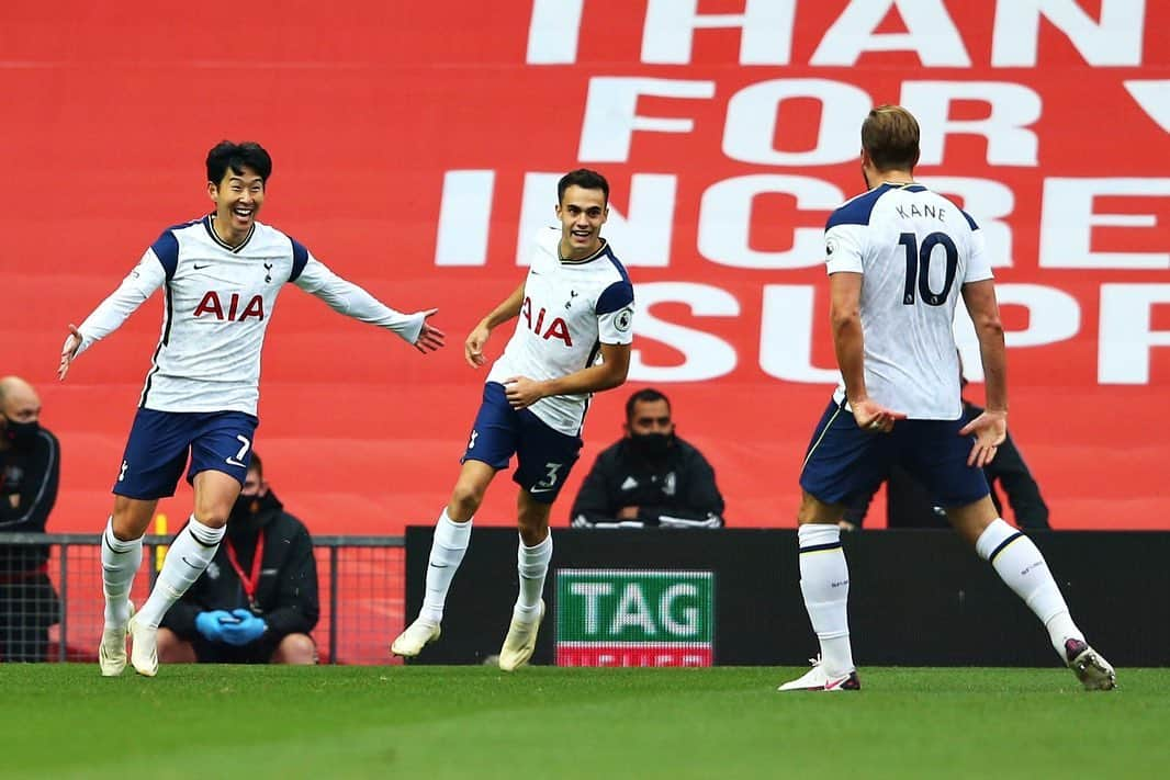 ソン・フンミンさんのインスタグラム写真 - (ソン・フンミンInstagram)「What a performance From the Team! well deserved boys! on to the next!💙⚽️⚽️#COYS」10月5日 4時55分 - hm_son7