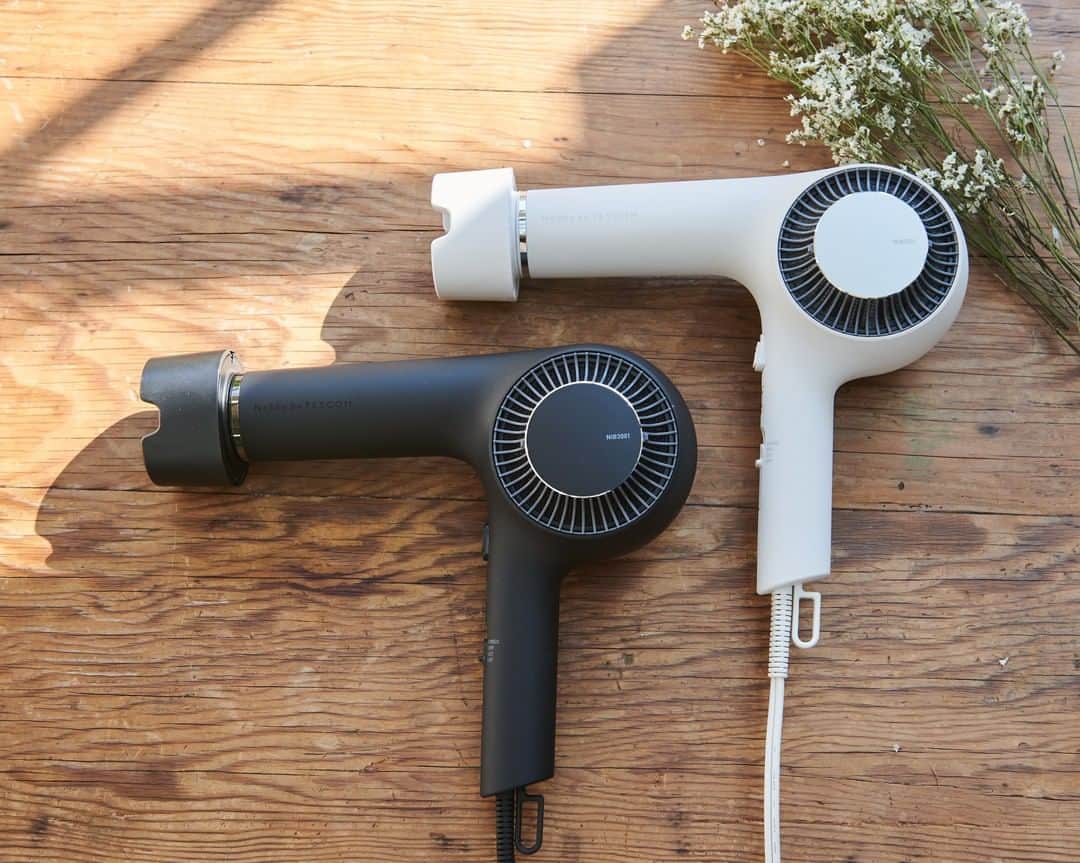 TESCOM テスコムのインスタグラム：「. ＼新ドライヤー 白・黒 あなたはどっち派❓／ . #nobbybytescom シーリーズの中でも人気のドライヤーNIB3000がリニューアル！ 新しくなったNIB3001には、温風＆冷風が自動に切り替わる<AUTOモード>を搭載し、髪へのダメージを軽減しながら乾かすことが可能に😎👏 . スタイリッシュなデザインはそのまま！ インテリアに合わせて、選んでみてはいかがでしょうか？ . 毎日使うドライヤー。髪へのいたわりを大切にしたいですね😌 .  10月上旬発売予定♪ . - - - - - - - - - - - - - - - - - - - - - - - - - ●商品名：プロフェッショナル プロテクトイオン ヘアードライヤー ●品番　：NIB3001 ●カラー：アッシュ／ブラック - - - - - - - - - - - - - - - - - - - - - - - - - @tescom_beauty . Nobbyに関する情報は@tescom_pro キッチン家電に関する情報は@tescom_kitchen にてご紹介中！ . 毎日使うヘアアイテムは #テスコム または #TESCOM で検索してみて下さいね♡ テスコムのInstagramでは、自分らしさを追求したあなたのキレイづくりに役立つ情報を毎週発信しています！ . #美容 #ヘアスタイル #ヘアサロン #ヘアケア #美活 #艶髪 #ビューティー #モノトーンインテリア #スタイリッシュ家電 #ドライヤー #雑誌掲載 #美容男子 #プロフェッショナル #美容女子 #ダメージケア #美髪ケア #機能性 #速乾 #まとまり #プロ仕様 #おしゃれ家電 #サロンクオリティ #テレビ紹介 #静電気対策 #大風量 #モノトーン家電 #速乾ドライヤー」