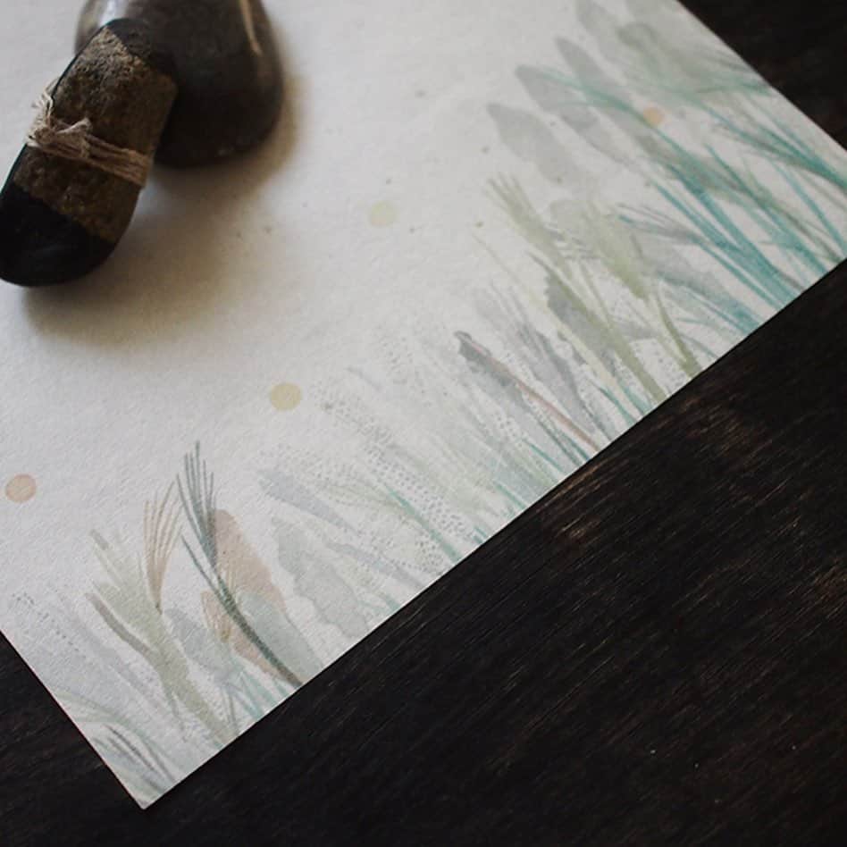 手紙社さんのインスタグラム写真 - (手紙社Instagram)「【『秋のお懐紙2種セット』でもっと秋を楽しみませんか？ 】﻿ 私たちの生活にそっと寄り添うようなイラストを描く「大森 木綿子」。今回のもみじ市のテーマ「SWING」より、風に揺れる（＝SWINGする）淡いイネ科の草原と満月を描いた「otsukimi」と、秋の野に咲く花を描いた「nogiku」がセットになった『秋のお懐紙2種セット swing』が登場！　お菓子をのせたり、便箋やポチ袋にしたりと幅広く使えますよ。「nogiku」には、密かに秋の虫が隠れているのだとか！　秋を存分にお楽しみください。﻿ ﻿ ▶︎詳細はプロフィール「@momijiichi_staff」のリンクより公式サイトへ﻿ ﻿ ＜「新しいオンラインフェスティバル・もみじ市」開催概要＞﻿ 出店者によるオンラインミーティング開催期間：2020年10月12日（月）〜18日（日）﻿ オンラインショップ開設期間：2020年10月12日（月）〜24日（土）﻿ ※出店者によって開設期間が異なります﻿ 会場：もみじ市公式サイト﻿ ﻿ ◎「新しいオンラインフェスティバル・もみじ市」は3本立て！﻿ 1. オンラインミーティング（番組）﻿ すべての出店者がアトリエツアーや作品紹介等の番組を配信。﻿ 2. オンラインショッピング﻿ 出店者による新作や、ここでしか買えない限定作品、もちろん、定番商品も購入することができます！﻿ 3. スペシャルライブ番組﻿ ミーティング最終日に、5組のアーティストが次々に登場する音楽番組を特別開催します。﻿ ﻿ #手紙社#手紙舎#tegamisha#もみじ市#momijiichi#zoom#zoom講座#オンライン講座#オンラインイベント#オンライン#オンライン配信#オンライン開催#新しいオンラインフェスティバル#SWING#大森木綿子#illust#design#懐紙」10月5日 16時02分 - tegamisha