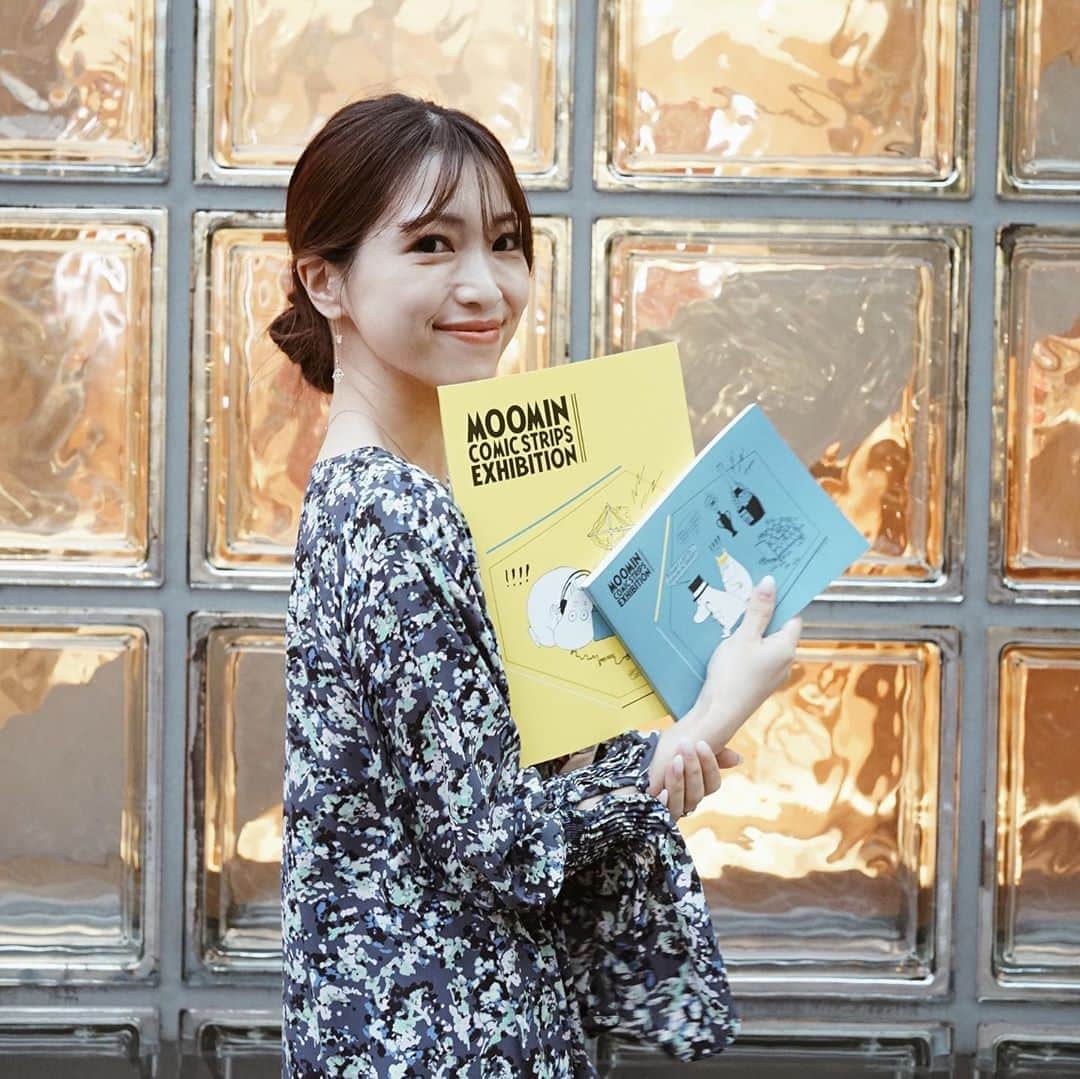 のインスタグラム：「﻿ ﻿ 松屋銀座さんにて、10/12まで開催されている大谷有紀さん @yuki_ootani がアートディレクションを担当されている「ムーミンコミックス展」へ行ってきました🌿﻿ ﻿ ﻿ ポップな色合いの可愛い会場には、キャラクターの設定画や貴重なラフスケッチ、原画など日本初公開となる280余点が展示されていて、それはそれはとてもすばらしく、子供達も興味津々で、ムーミンたちの豊かな世界に引き込まれていました♩﻿ ﻿ こんなにも長く、世界中で愛されているムーミン。﻿ ムーミンは小説から始まり、新聞に連載されていた事、その歴史の始まりを知ると、子供達も私もムーミンをもっともっと知りたくなって、文庫本を購入しました📚﻿ ﻿ 会場内は撮影禁止だったので、お見せすることが出来ず残念なのですが、中に展示されている貴重なラフスケッチ、原画などが載っている公式図録をチラ見せ❤️﻿ ﻿ おうちで改めてゆっくりじっくり見直しています。﻿ ﻿ 会場でしか手に入らないグッズや、オリジナル撮影スポットなど、展示会場以外でも楽しかったよ！！﻿ 購入品もまた紹介します✨﻿ ﻿ 大人も子供も楽しめて、お近くに寄られる際は是非行ってみて♡♡﻿ ﻿ ﻿ #ムーミン #ムーミンコミックス #ムーミンコミックス展 #北欧 #松屋 #松屋銀座 #moomin #ginza #matsuyaginza」