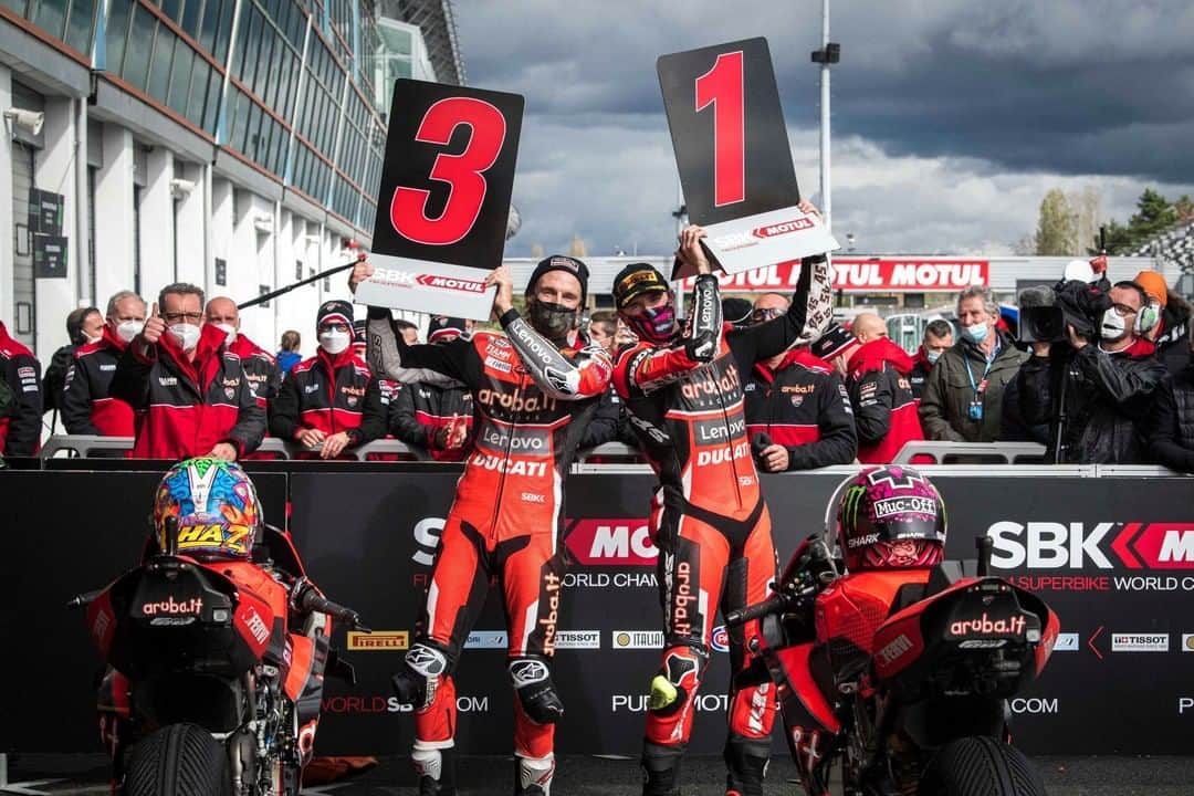 Ducati Japanさんのインスタグラム写真 - (Ducati JapanInstagram)「SBK第7戦 フランス・ラウンドのレース2で、スコット・レディングが優勝、チャズ・デイビスも3位でフィニッシュしてダブル表彰台を獲得  2020 スーパーバイク世界選手権（SBK）第7戦フランス・ラウンドがマニクール・サーキットで開催されました。予選で苦戦したAruba.it Racing - Ducatiチームのスコット・レディングとチャズ・デイビスは、ポジションを挽回しそれぞれ5位と4位でレース1をフィニッシュしました。  翌日行われたレース2ではレディングとデイビスが主役となりました。4番グリッドからスタートしたレディングは圧倒的な速さで主導権を握り、そのままトップでチェッカー。5番グリッドからスタートしたデイビスは終始安定したペースで走行、3位でフィニッシュして表彰台を獲得しました。  SBK Rd.07/フランスのレースレポートはプロフィール( @ducatijapan )のリンクよりドゥカティ ジャパンのサイトをご覧ください。  次戦は2020年最終戦、エストリル・ラウンドが10月16日〜18日にエストリル・サーキットで開催される予定です。 引き続きAruba-.it Racing – Ducatiチームへのご声援をよろしくお願いします!   #ArubaRacing #Ducati #ForzaDucati #SBK #ドゥカティ #パニガーレV4 #FRAWorldSBK」10月5日 14時35分 - ducatijapan