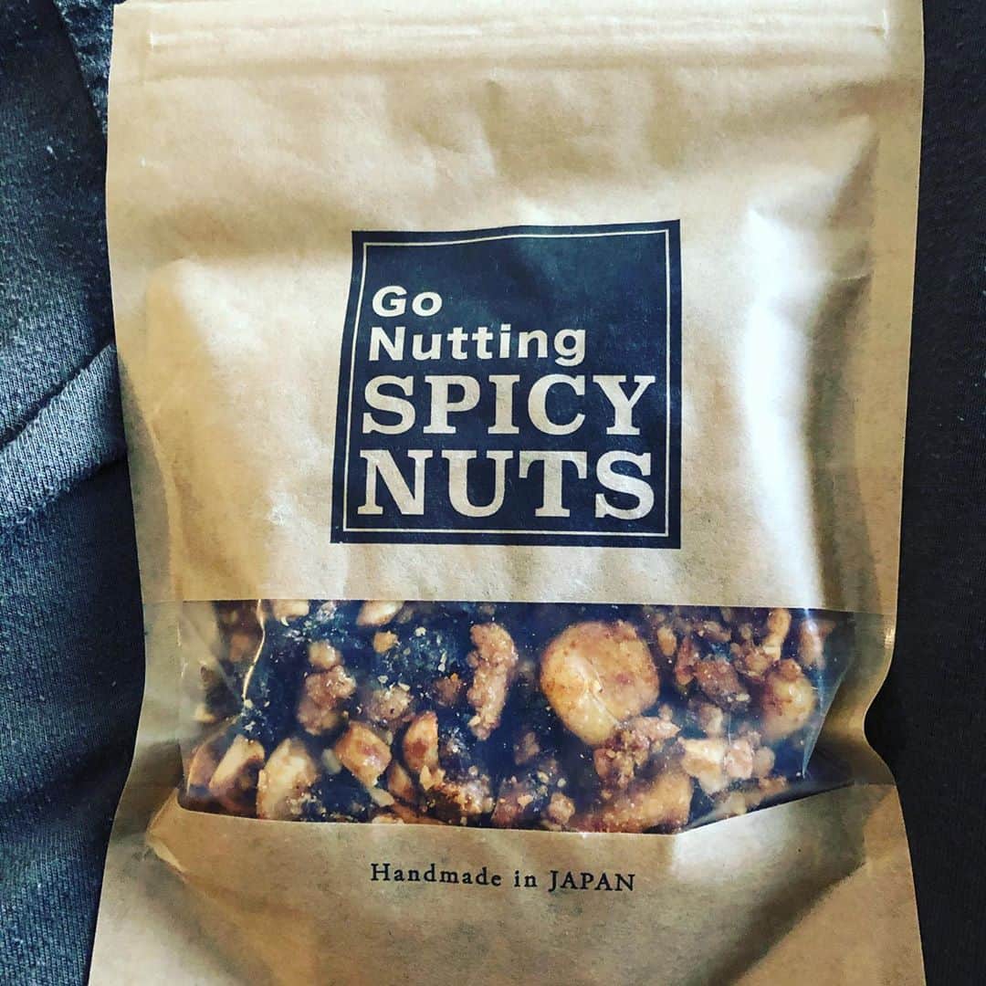 世手子さんのインスタグラム写真 - (世手子Instagram)「Today's snack🥜 My son is trying to steal nuts, but I won't give him nuts🤣 Let's eat nuts when he grow up(o^^o) https://item.woomy.me/c/185244 https://item.woomy.me/c/185244+4161024 @go_nutting 今日のおやつ✨ ナッツとドライフルーツがスパイシーで美味しい(*^▽^*) 甘辛(*´ー｀*) #寿司太郎 が奪おうとしてますが 赤ちゃんは食べちゃだめなのであげないぞー 早く大きくなってねw #gonutting #スパイシーナッツ #スパイス #ナッツとドライフルーツ #手作り #メイドインジャパン #甘くて辛い #甘スパナッツ #ナッツ大好き #ナッツ好き #おつまみ #間食 #pr ストーリーズにURLを張ったから見てね( ͡° ͜ʖ ͡°) スパイシーナッツ（Go Nutting）で検索(#^.^#)」10月5日 14時47分 - rojide