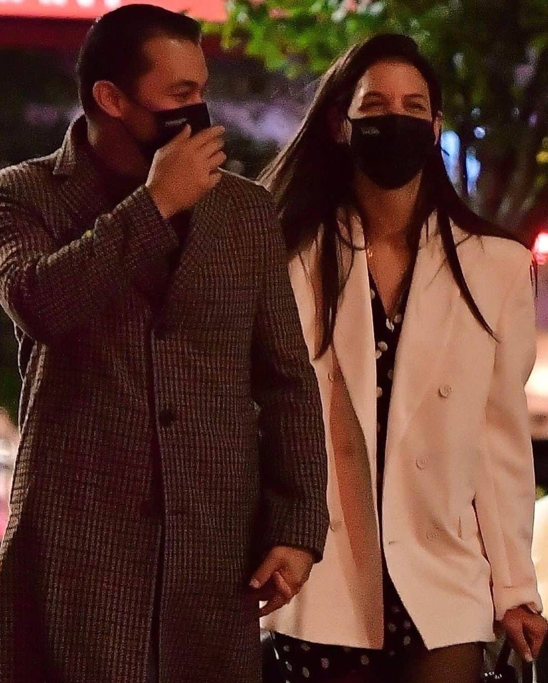 Just Jaredさんのインスタグラム写真 - (Just JaredInstagram)「@katieholmes212 and boyfriend Emilio Vitolo hold hands during a romantic stroll after dinner! #KatieHolmes #EmilioVitolo Photos: Backgrid」10月5日 14時40分 - justjared