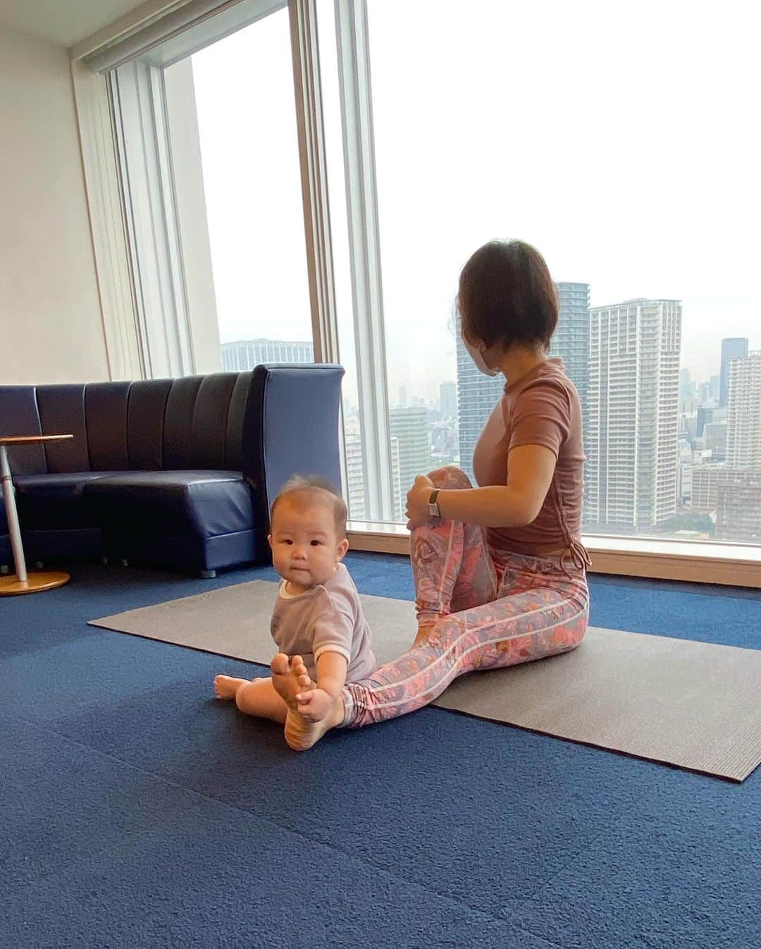 川島菜月さんのインスタグラム写真 - (川島菜月Instagram)「. . . 初めて本格的なヨガしてきました‼︎ . 実は親戚がヨガのインストラクターをしています🤍 関東付近でママ向けの（ママじゃなくても参加できるよ）ヨガレッスンを開催するみたいなのでまたお知らせしますね🧘‍♀️ . 3.4枚目→ きちへいがひたすら邪魔してて申し訳なかった😂 . . . #ヨガ　#yoga #ママヨガ #ママヨガインストラクター」10月5日 14時42分 - natsuki0624kia