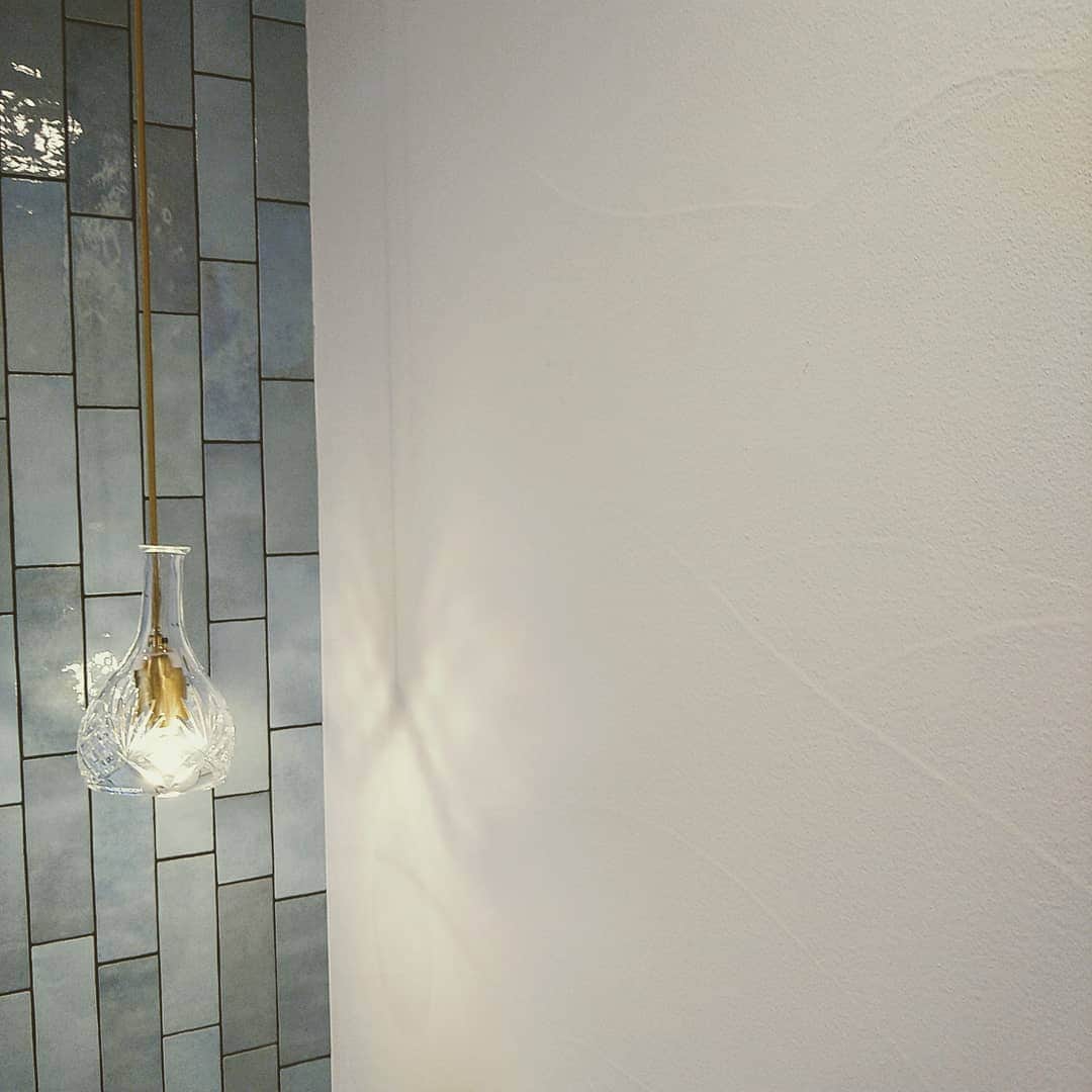 YAMATOの家さんのインスタグラム写真 - (YAMATOの家Instagram)「YAMATOの家（大和建設株式会社）新社屋のweb内覧会!  ブルーグリーンのタイルが映える、ホワイトで統一した御手洗い♪ ヨーロピアンスタイルで洗練された雰囲気に仕上げました。  左官の塗り壁は、波をイメージしたパターン。  . MADE IN YAMATO . . #yamatoの家 #快適な暮らし #設計 #自宅 #御殿場 #小山町 #裾野 #設計事務所 #マイホーム #注文住宅 #デザイン #新築 #家 #インテリア #住宅 #設計士 #設計士とつくる家 #建築士 #建築士とつくる家 #新社屋 #web内覧会 #TOTO #タンクレス #トイレ」10月5日 14時45分 - yamato_house