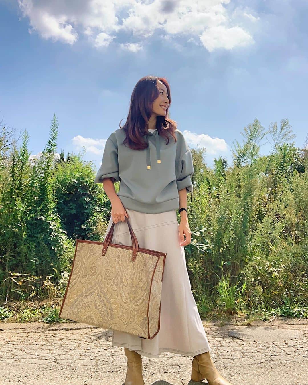 のインスタグラム：「ラグナムーンから新しく出た、homeシリーズのスウェットが着心地良きです❤️  写真は晴天の日ですが… 台風が発生していて天候が不安定なので、体調を崩されないように気をつけてください☺️☀️  今週も宜しくお願いします❤️  ． ． ．＿＿＿＿＿＿＿＿ #outfit #coordinate #look #instafashion #셀스타그램 #얼스타그램 #코디 #스타일링 #데일리 #데일리룩 #오오티디 #카페 #카페추천 #카페 #카페스타그램」