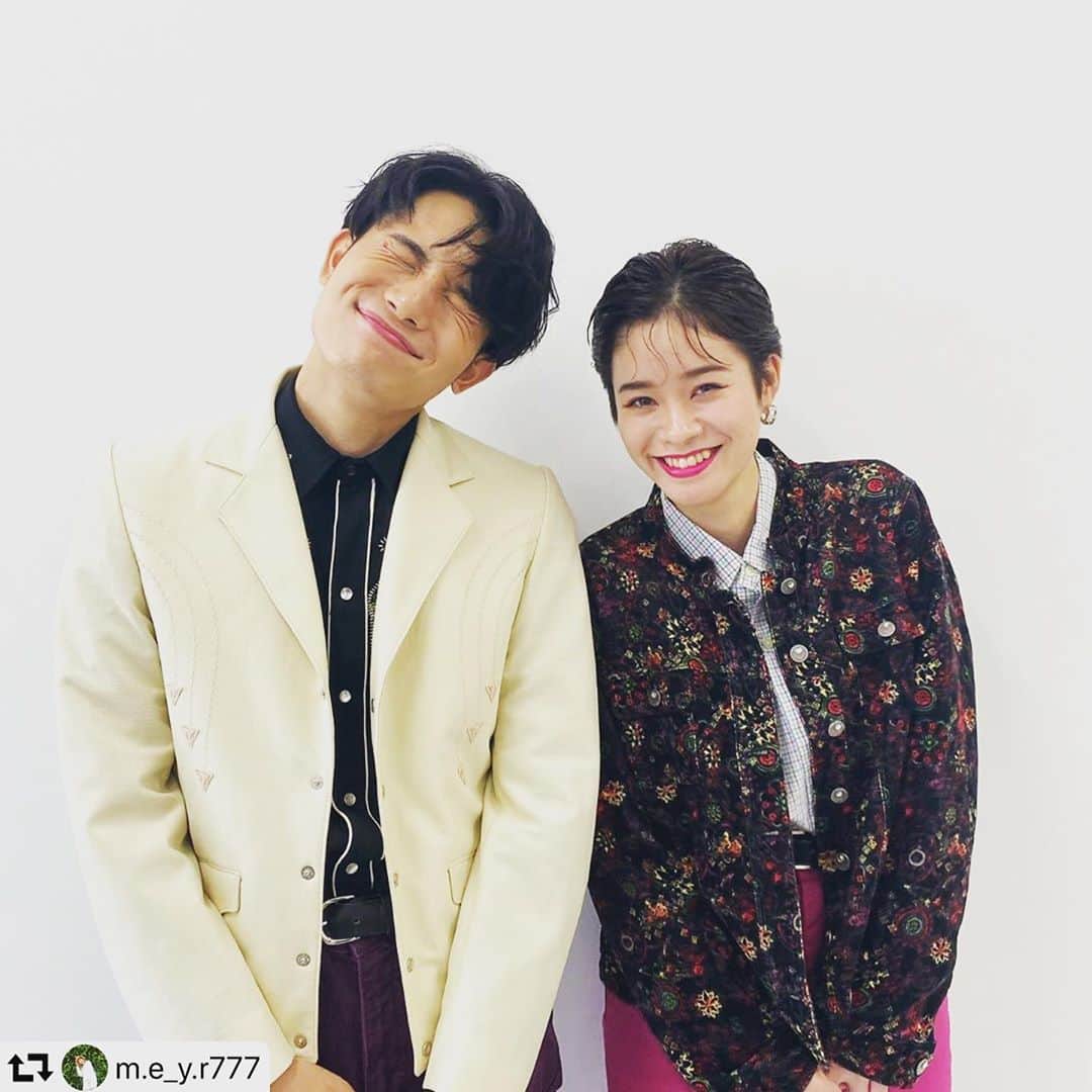 福岡ベルエポック美容専門学校のインスタグラム：「#repost @m.e_y.r777 ・・・ パンフレット撮影のオフショット👾🤍 メンズのメイクを担当しました！ 完成が楽しみだな〜！」