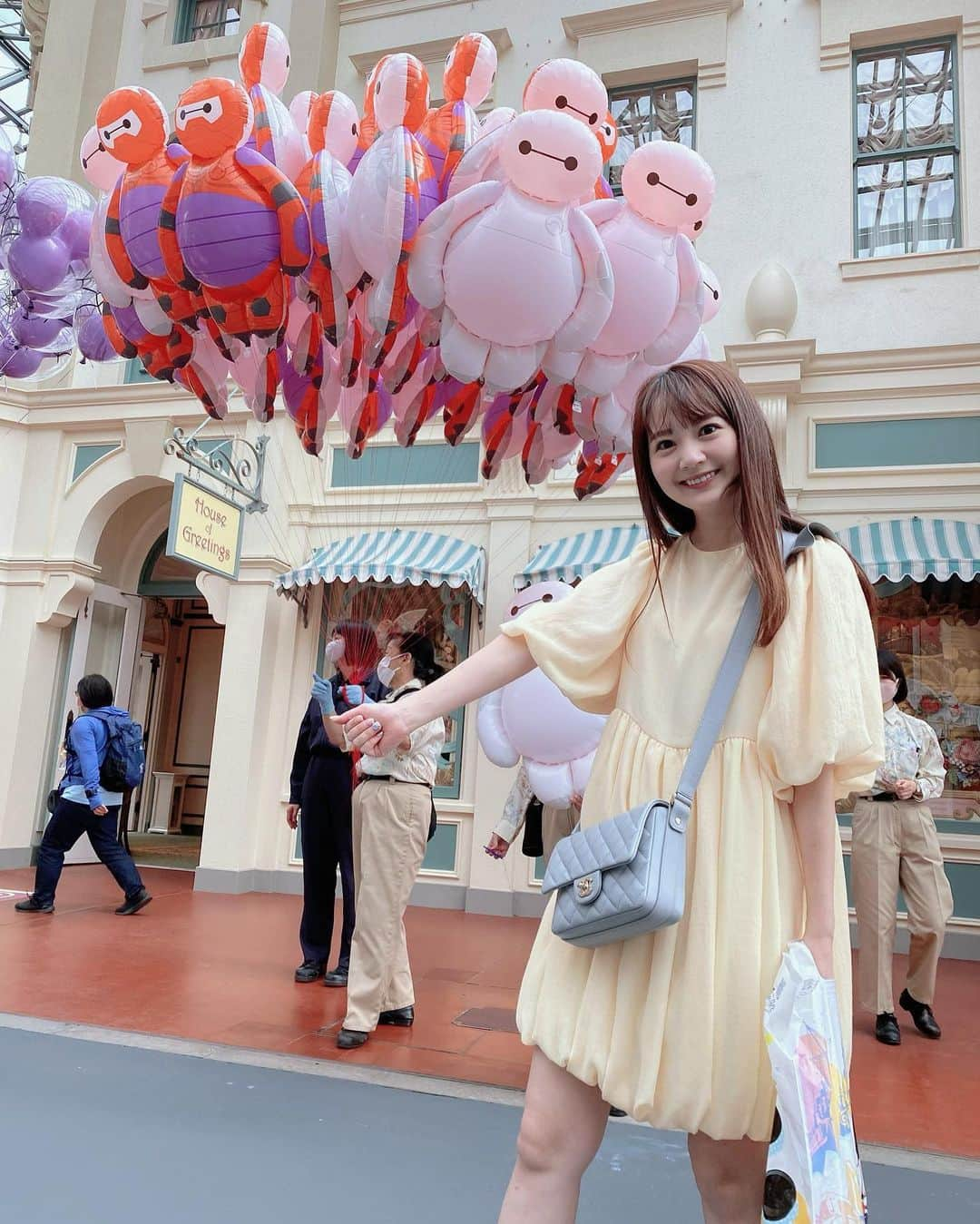 浜田翔子さんのインスタグラム写真 - (浜田翔子Instagram)「持ってる風🎈🎈 #disneyland  #ベイマックス」10月5日 15時13分 - shoko_hamada