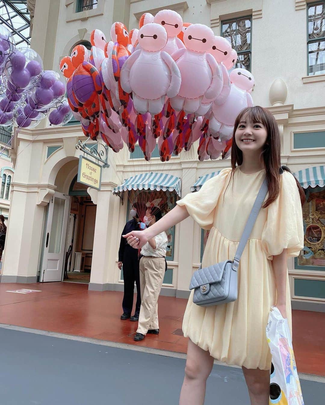 浜田翔子さんのインスタグラム写真 - (浜田翔子Instagram)「持ってる風🎈🎈 #disneyland  #ベイマックス」10月5日 15時13分 - shoko_hamada