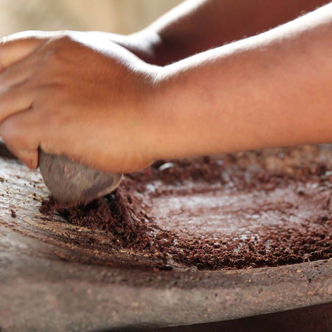 ダンデライオン・チョコレート・ジャパンさんのインスタグラム写真 - (ダンデライオン・チョコレート・ジャパンInstagram)「チョコレートは、カカオが採れる「生産地」から、実際に製造して喫食する「消費国」が遠く離れているという点で、とてもユニークな食べ物といわれています。﻿ さて、今回はチョコレートの歴史とも深く関係しているマヤ・アステカ文明まで遡りたいと思います。﻿ ﻿ ■マヤ・アステカ文明（紀元前2000年頃）﻿ 作物としてカカオが栽培され始めたのは、紀元前2000年頃のメソアメリカと言われています。マヤ文明の母体となったオルメカ文明時代の首都「サン・ロレンツォ（San Lorenzo：現メキシコ）」では、テオブロミンの残留物が付着した土器が発見されています。﻿ ﻿ ネックレス状の入れ物（Caamaño）、光沢のあるボトル（Pochitoca）、黒と白の縁が丸まったボウル（Tigrillo）といった、保存や調理、提供に用いられたと考えられる器具が一緒に発見されていることから、この頃からカカオを「調理」していたと考えられます。﻿ ﻿ マヤ文明の象形文字にはカカオを表すものもあり、当時のカカオは宗教や貨幣、薬といった様々な取り入れ方をされていました。貨幣としてのカカオ豆は、20粒で片道の荷物運び、100粒で奴隷一人...というように換算されていたようです。﻿ 宗教面では、神への捧げ物として、通過儀式（出産や成人、婚礼等）、豊穣祈願等に用いられました。﻿ ﻿ 当時のカカオドリンクは、カカオ豆を火にかけて焙煎し、外皮を取り、石で作られた板（メターテ）と棒（マノ）ですり潰し、水を加えて混ぜてから、肩の高さに置かれた容器と床に置かれたもう一つの容器を用いて、交互に移し替えて泡立つように作られていました。﻿ バニラ、オールスパイス、樹液、はちみつ、チリ、トウモロコシの粉を加える等の工夫もなされており、様々な味わいがあったそうです。﻿ カカオは非常に高価なものとして特権階級の人々に限られており、強精・栄養強化の目的でも愛飲されていました。﻿ ﻿ 「チョコレート」の語源には諸説ありますが、一説にはアステカのナワトル族の言葉とつながりがあるのでは、と言われています（ナワトル語の「xocolātl」= 苦い水）。他には、マヤ語の「chokol（熱い）」とナワトル語の「atl（水）」が組み合わさったという説や、「kacau（カカオ）」と「atl（水）」で「カカオ水」を意味するという説もあります。﻿ いずれにせよ、「チョコレート」という言葉は、マヤ文化とアステカ文化の組み合わせであることが分かっており、歴史的にも現在までその文化が引き継がれていることを示しています。﻿ ﻿ ダンデライオン・チョコレートでは、主に中南米のカカオ豆を使用しています。サンフランシスコから近いのもありますが、カカオ発祥の地域であるため代々受け継がれてきたカカオ農園があること、またカカオの研究機関も多く、品質の良いカカオ豆を栽培しやすい環境であることもなども強く関係しています。﻿ ﻿ カカオの産地や歴史まで思いを馳せながらチョコレートを味わうのもまた、おすすめです。﻿  ＊先日掲載した『チョコレートの歴史を知ろう - 海を渡って進化するチョコレート』では、カカオの発祥から現在のクラフトチョコレートの成り立ちまで、幅広く解説しています。興味のある方は、WEBサイトの記事も合わせてご高覧ください  ﻿ ﻿ Photo by @dandelionchocolate   #dandelionchocolate﻿ #ダンデライオンチョコレート﻿ #beantobar﻿ #ビーントゥーバー﻿ #craftchocolate﻿ #クラフトチョコレート﻿ #chocolate﻿ #チョコレート﻿ #cacao﻿ #カカオ﻿ #歴史﻿ #カカオの歴史﻿ #チョコレートの歴史﻿ #カカオの発祥」10月5日 15時06分 - dandelion_chocolate_japan