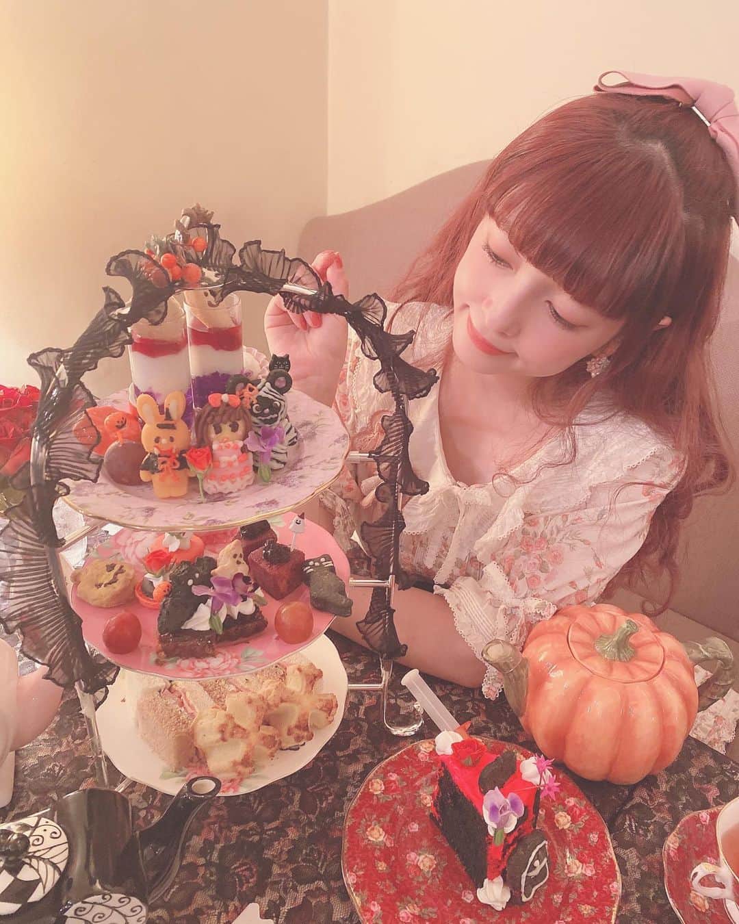 青木美沙子さんのインスタグラム写真 - (青木美沙子Instagram)「@cafe_acorite  さんのハロウィン🎃アフタヌーンティー🌹なかなかどくどくしいかんじでカワイイです💓 近々、アコリットさんと楽しい事する予定です🌹お楽しみに🌹🌹」10月5日 15時08分 - misakoaoki