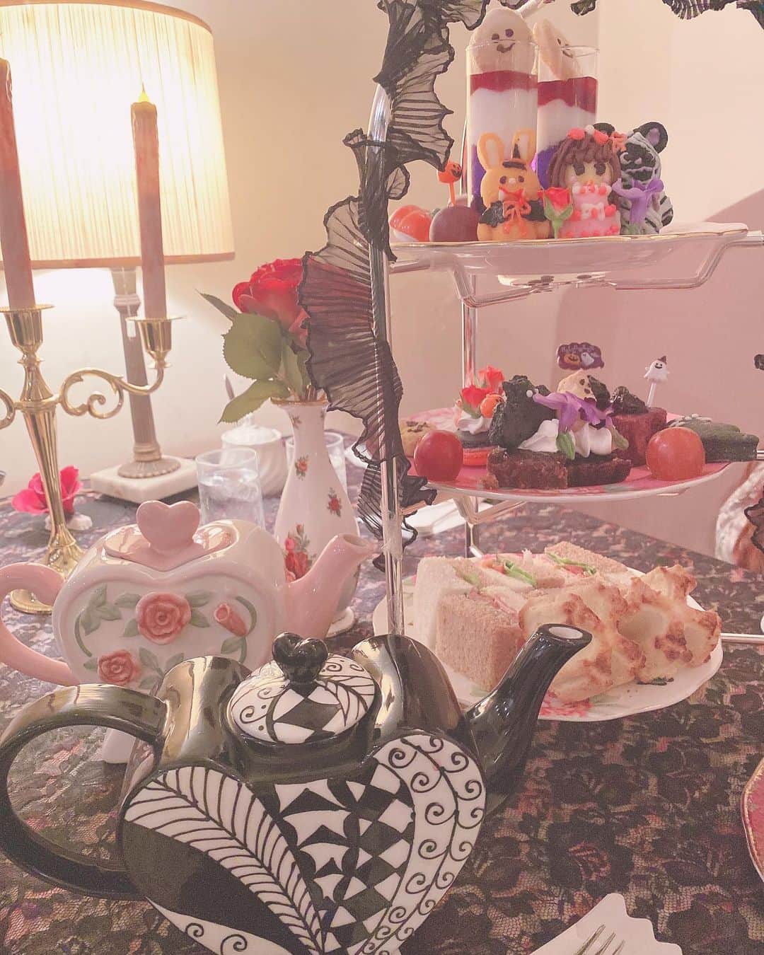 青木美沙子さんのインスタグラム写真 - (青木美沙子Instagram)「@cafe_acorite  さんのハロウィン🎃アフタヌーンティー🌹なかなかどくどくしいかんじでカワイイです💓 近々、アコリットさんと楽しい事する予定です🌹お楽しみに🌹🌹」10月5日 15時08分 - misakoaoki