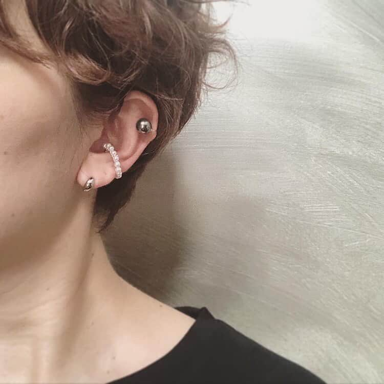 タピエスタイルさんのインスタグラム写真 - (タピエスタイルInstagram)「MONAjewelryワイヤーカフから ブラックパールのご紹介です。  定番の貝パール、秋冬をもっと シックに楽しめる  大人のブラックパールの重ね付けスタイル。  お手持ちの　シンプルなピアス や イヤリングとの相性も抜群。  14kgpやシルバー925フィルドワイヤーを使用しております。  柔らかなワイヤーですので、  ご自分の耳に合わせて・着けたい場所に合わせて。  優しく曲げたりカーブさせたりと  あなただけのオリジナルコーディネートを　お楽しみ下さいませ✴︎  東京丸の内店 ラクエ烏丸京都店 大阪LUCUA 1100店  好評お取り扱い中です！  #イヤーカフ丸の内 #タピエスタイル東京丸の内店  #タピエスタイル京都店」10月5日 15時10分 - tapiestyle