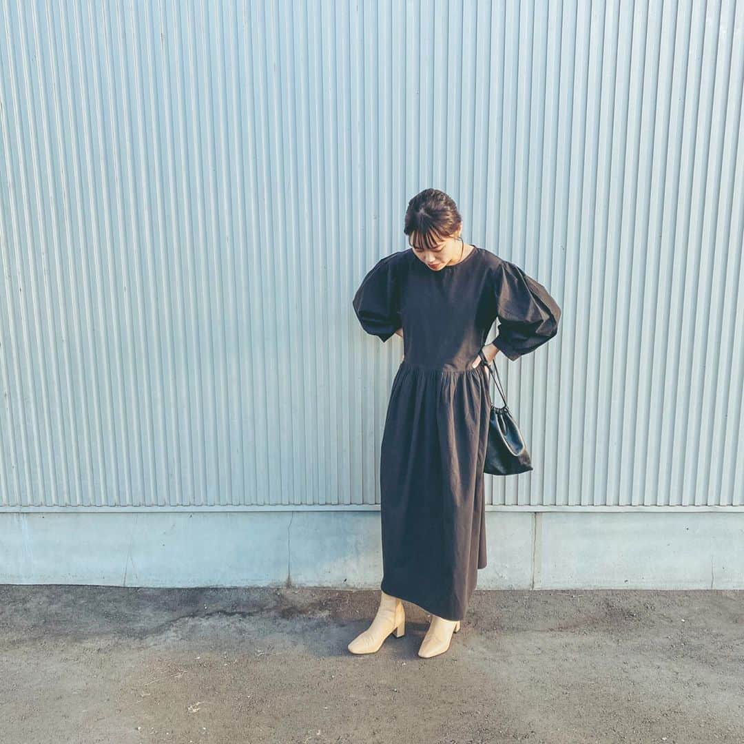 井村亜里香のインスタグラム：「袖がかわいい @rustal_official のブラックワンピース🖤 ベルト合わせても良さそう💭 ・ #rustal#onepiece#blackcode#codinate  #code#blackonepiece#boots #ラスタル#ブラックコーデ #ブラックワンピース#コーデ #ワンピース#ワンピースコーデ  #ブーツ#シンプルコーデ#秋コーデ」