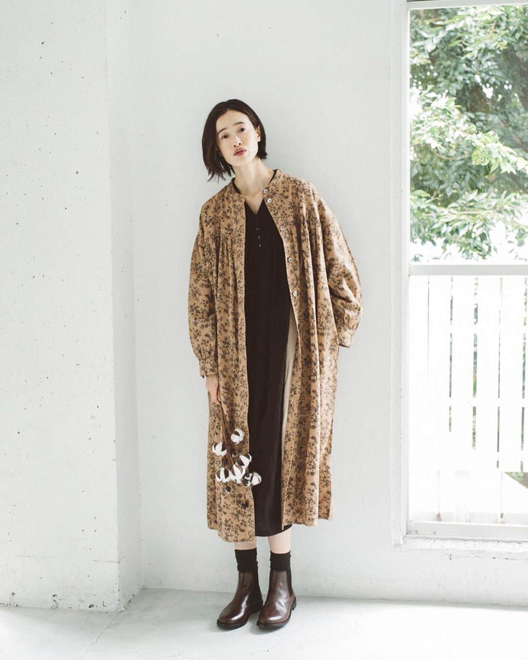 のインスタグラム：「大人の女性らしいデザインと、素材の良さを引き立たせる服づくりが好評の「mashukashu」から、秋の装いに取り入れたい、大人に似合うシックな柄のアイテムが届きました。﻿ 旬の花柄や、落ち着いた色合いのストライプ、チェックなど、ナチュラルで品のある着こなしをご紹介します。﻿ ﻿ ﻿ -----------﻿ ■花柄前開きワンピース［GSI-2A47-1148-A］﻿ ■Vネックリネンワンピース［GSI-2A47-1147-A］﻿ シックな単色の花柄が印象的なワンピース。前後のヨーク切り替え部分のギャザーでゆったりとしたシルエットに。共布ベルトでブラウジングしたり、軽めのコートとして着るのもおすすめです。﻿ 繊細なレースとピンタックをあしらい、アンティークのような雰囲気に仕上げたブラックのVネックワンピース。前後の細かなギャザーが女性らしいシルエットを描き、一枚で存在感のある着こなしが完成します。﻿ ﻿ ﻿ -----------﻿ ■ギャザー切替ワンピース［GSI-2A47-1149-A］﻿ ■ロングカーディガン［GSI-2A47-1150-A］﻿ ダークネイビーと明るめのネイビーのワントーンストライプ生地で仕立てたウエスト切替ワンピース。ほどよく詰まったきちんと感のある襟元と、フロントに並んだシェルボタンがポイント。長めの着丈で透け感も気にしなくて良いので一枚でさらりと着ていただけます。﻿ アンゴラ混糸を使用して編み上げられたやわらかな風合いのロングカーディガン。前をとめる大きめのキルトピンは、着こなしのアクセントにもなり、前の開け閉めで表情も変わります。ゆったりとした着心地なので、おうち時間にもおすすめです。﻿ ﻿ ﻿ -----------﻿ ■丸衿シャツ［GSI-2A47-1151-A］﻿ ■裏付きノーカラーコート［GSI-2A47-1153-A］﻿ 小さめのラウンドカラーがかわいらしく、秋らしい色合いのギンガムチェックシャツ。ブラックのリネン素材で切り替えた襟と袖口が、ふんわりした印象をキリッと引き締めてくれます。﻿ すっきりとしたAラインシルエットの、リネンコットン素材のノーカラーコート。身幅がたっぷりとしたデザインで着心地がよく、パンツやスカートはもちろん、ワンピースともバランスよく合わせられる膝下丈です。﻿ ﻿ ﻿ ﻿ ﻿ ------------------------------﻿ ▶️お買いものは写真内のタグをタップしてくださいね。またはプロフィールからもナチュランへリンクしています。→@natulan_official﻿ ﻿ ▶️写真内のタグは、販売中でも消えている場合がございます。ぜひ、ナチュランの検索窓から、注文番号又は商品名を、検索してみてくださいね。﻿ ﻿ ▶️プロフィール画面では、季節のおすすめ商品や、再入荷情報をご紹介しています。ぜひ、ご覧くださいませ。→@natulan_official﻿ ﻿ ----------- #lifewear #fashion #今日のコーデ #コーディネート #ファッション #ナチュラル #ナチュラン #natulan #日々の暮らし #暮らしを楽しむ #シンプルライフ #シンプルコーデ #大人女子 #大人コーデ #ナチュラルコーデ #ワンピースコーデ #花柄ワンピース #前開きワンピース #リネンワンピース #ストライプワンピース #ロングカーディガン #カーディガンコーデ #ギンガムチェックシャツ #ノーカラーコート #秋コート #秋コーデ #秋服コーデ #mashukashu #マシュカシュ #natulan_official @rie__miyamoto__」