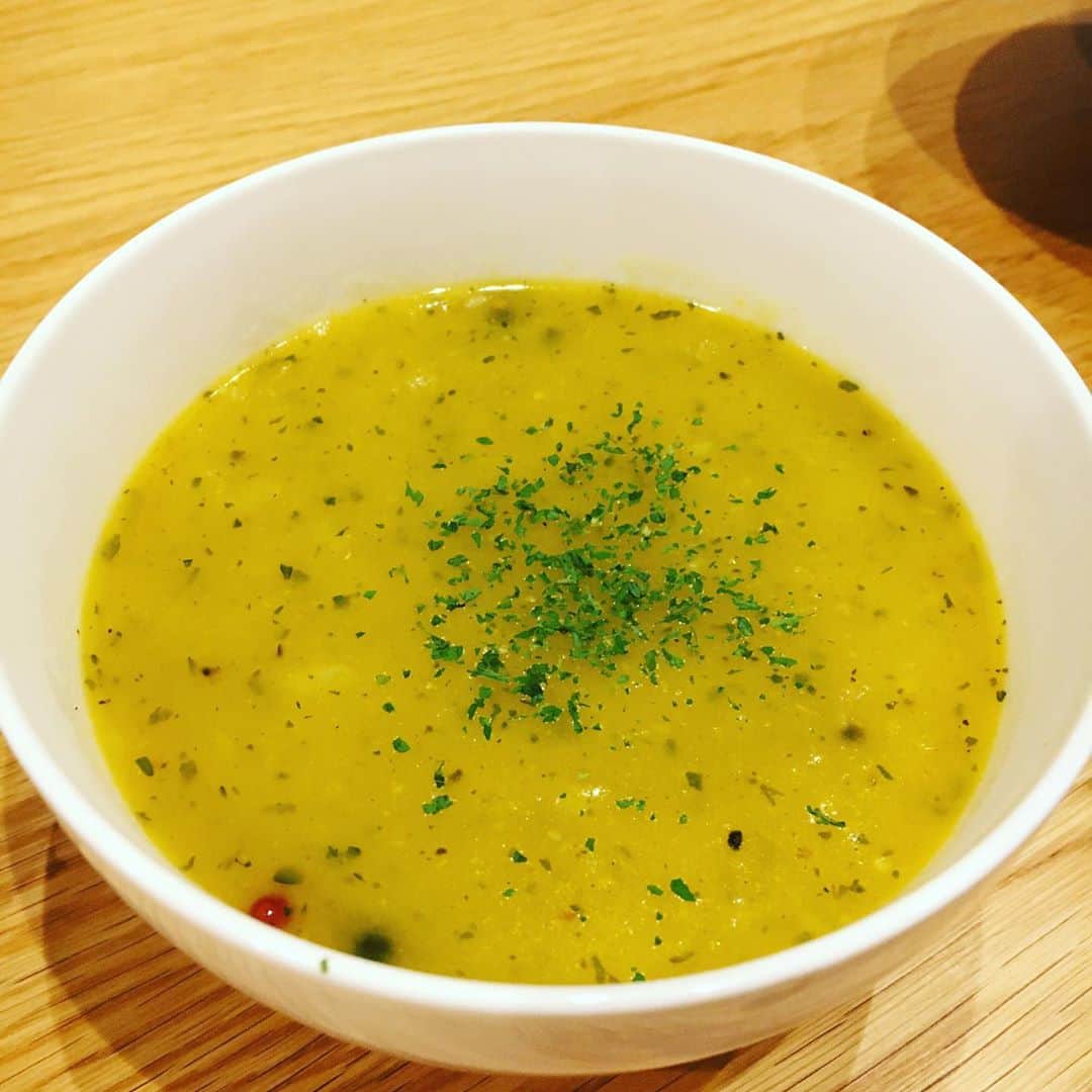 SHANTIさんのインスタグラム写真 - (SHANTIInstagram)「Cooking is a creative process for me and I’ve been experimenting more with spices and different types of oils. This is a vegan garden pumpkin and potato potage with coconut oil and three types of pepper plus cinnamon and parsley. Used a powder vege broth to give it a little extra flavor. Depends how tasty your pumpkin is sometimes you don’t need to add much.   Second dish is my recent favorite: fresh spring rolls; this time I added boiled daikon leaf and seasonal persimmon. Sauce is a mix of Chinese sweet miso plus Japanese sesame dressing.   Fruits like persimmon, fig, and pears pair well with salads and flavorsome leaves. If you like nuts cut up some almonds cashews and peanuts for your spring rolls. You can also make a lovely peanut sauce with 100% peanut butter and sesame dressing. #cookinglove #ベジご飯 #野菜美味しい #ビーガンレシピ #veganrecipes #veganfoodlover」10月5日 15時15分 - shantimusic