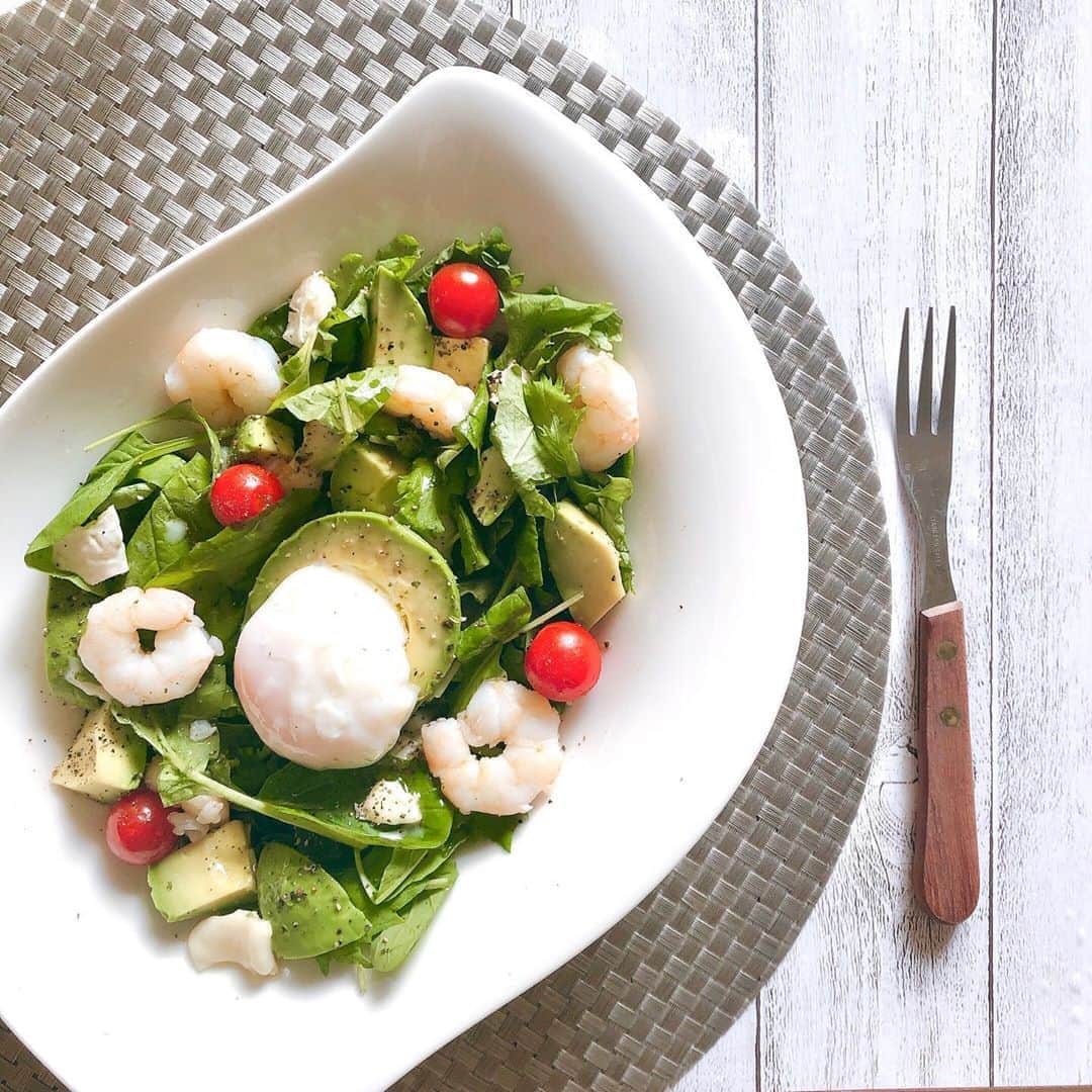 のインスタグラム：「野菜もりもりランチ🥬﻿ ﻿ #goodafternoon ﻿  アボカドの上にとろーり卵サラダ😋 ﻿ ﻿ 相変わらずどちらかというと﻿ 野菜多めの食事が好きだけど﻿ ﻿ ﻿ 健康研究所さんで相談したところ﻿ @supliprolab_healthylab  私はタンパク質が少なめとのことなので﻿ ﻿ 意識して摂るようにしてます💪﻿ ▶︎▶︎▶︎今日は卵、エビ、チーズ🧀﻿ ﻿ ﻿ トレーニングしてても﻿ 摂取するタンパク質が足りないと﻿ 燃料不足で結局よくない結果になるらしくて💦﻿ ﻿ ﻿ プロテインの大切さを痛感😂﻿ ﻿ まずは食事からってことで﻿ 最近はサラダに＋鶏肉を入れたり✨﻿ あと冷奴もドーンと追加することも🍴﻿ ﻿ ﻿ メディアで言われてることだけじゃなく﻿ 自分自身の「今」の状況に合ったことを﻿ 取り入れて行こうと思う今日この頃です✌️﻿ ﻿ ﻿ #サラダ #パワーサラダ﻿ #パワーランチ #salad #vegetable﻿ #アボカド  #えび #チーズ #lunch﻿ #タンパク質 #筋トレ #筋トレ女子﻿ #cooking #おうちカフェ #料理」