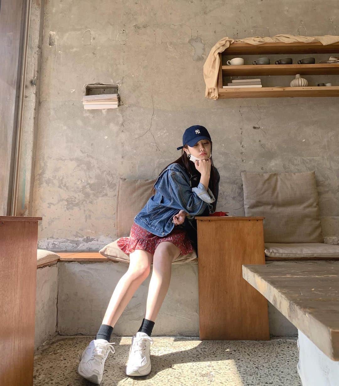 チョン・ユミさんのインスタグラム写真 - (チョン・ユミInstagram)「가을볕을 주세요.🤲(feat. 게슴츠레) #우팀장이찍어줌😎」10月5日 15時20分 - yum_yum