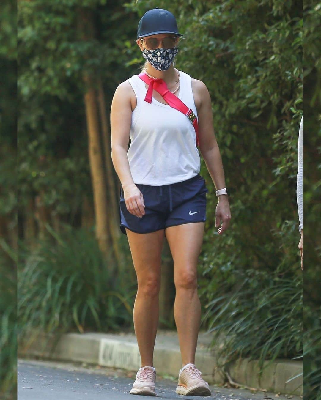 Just Jaredさんのインスタグラム写真 - (Just JaredInstagram)「@reesewitherspoon stays safe in a face mask while out on a morning walk with friends.  #ReeseWitherspoon Photos: Backgrid」10月5日 15時23分 - justjared