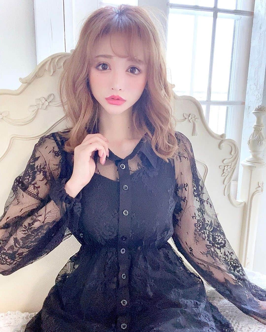 真優川咲さんのインスタグラム写真 - (真優川咲Instagram)「#👗#🧖‍♀️#💆🏼‍♀️#🌃#🧠 ✨ とあるあたしの #にちようび .. 💋♪♪ ꙳ お気に入りの  【 @royalparty_official 様】の#ワンピース を着て🖤🎶 #撮影 からの ～#美容day 三昧✨✨ 大好きな #癒し の #美容スポットで 1週間の疲れも #リセット して頂きました💖💛💖✨ ꙳ ꙳ まず #月1の贅沢 【 @venus_beautyclinic_ginza 様】にて #美容メンテ ✨ 今回は気になってた#ダブルハイフ をして頂きました💖 ビーナスさんオリジナルの #ダブロゴールド と#ソノクイーン の合わせ技で いいとこ取りの #小顔治療 ✨👏🏻 眉上や目周りギリギリまであててくれるので 直後から目がパッチリ👁✨ #デカ目 さんになれました〜😍✨ #リフトアップ 効果もこれからさらに 出てくるみたいなので今から楽しみです😘✨ ꙳ ꙳ そして1日の〆に 【 @parafuse.risa_shonanさん】 special 🌟#脳洗浄 🌟 💆🏼‍♀️🧠🌊✨✨ 今回も#究極に癒され #カチカチだった頭 を小さく #脳内リセット して頂きました 🧠💖🧠💖✨ ꙳ 今月は お仕事と旅行三昧でバタバタと ほとんど都内にも居れなそうなので.. 🤔✈️✨ 心も身体も身軽に😚 素敵な気持ちで旅立てそうです 💖🥰 #ありがとうございました ✨ #Love #happy  #relax #detox  #咲beauty💋」10月5日 15時25分 - saki_411