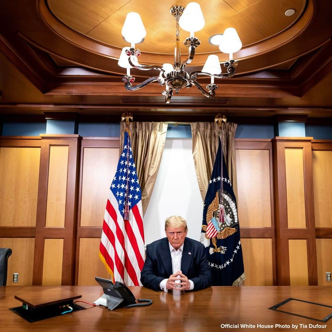 ABC Newsさんのインスタグラム写真 - (ABC NewsInstagram)「Official White House photographs show Pres. Trump participating in a phone call with Vice Pres. Mike Pence, Sec. of State Mike Pompeo, and Chairman of the Joint Chiefs of Staff Gen. Mark Milley, in his conference room at Walter Reed National Military Medical Center in Bethesda, Maryland. #potus #donaldtrump」10月5日 15時25分 - abcnews