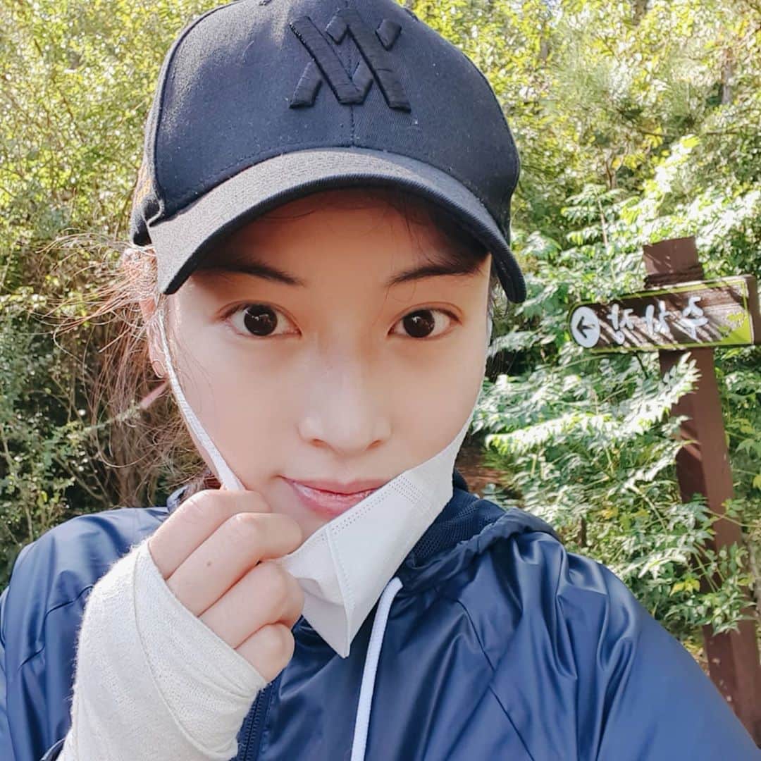 チョン・ダへのインスタグラム：「산책전문 인스타그래머가 된 듯,  제주에  적응하면서 부터 야금야금 차오르는 살들 정리할겸 아침에 공복 걷기🏃‍♀️🏃‍♀️  점심엔 식후 산책🚶‍♀️🚶‍♀️  에너지 분배가 잘 안되는 사람이라 애들 쉬는날은 인스타 올릴 여력이 엄또요...  그래도  안부 물어봐주시는 덕분에 힘내서 열인스타😊  #딸래in제주 #제주도민 #곶자왈 #형제해안로 #매일이다이어트1일차 #찌긴쉽고#빼긴어렵고 #나이들수록안빠짐 #미리미리관리해요우리」